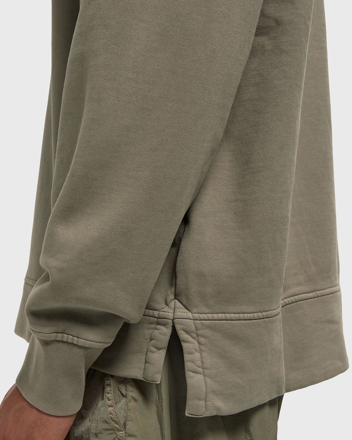 Ansicht 4 von C.P. Company BRUSHED AND EMERIZED DIAGONAL FLEECE MIXED BOXY CREWNECK LENS SWEATSHIRT