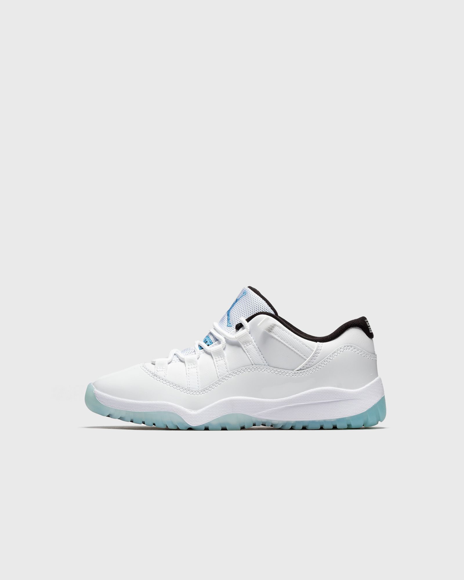 Nike Air Jordan 11 RETRO LOW ホワイト/ライトブルー Air Jordan 11 Retro Low 'White & University Blue'. Nike SNKRS