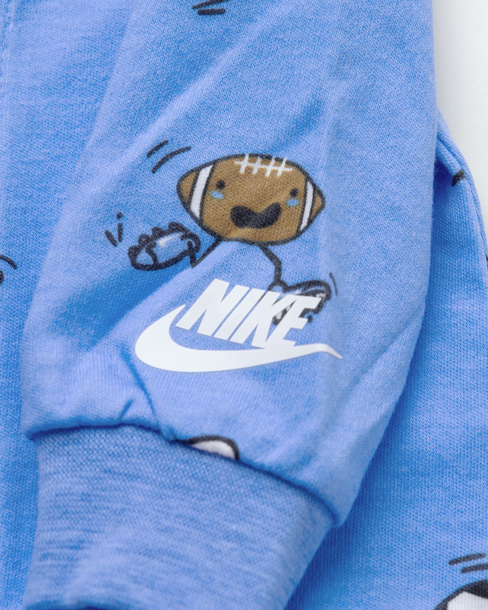 B NSW NIKEMOJI AOP INTLK FC