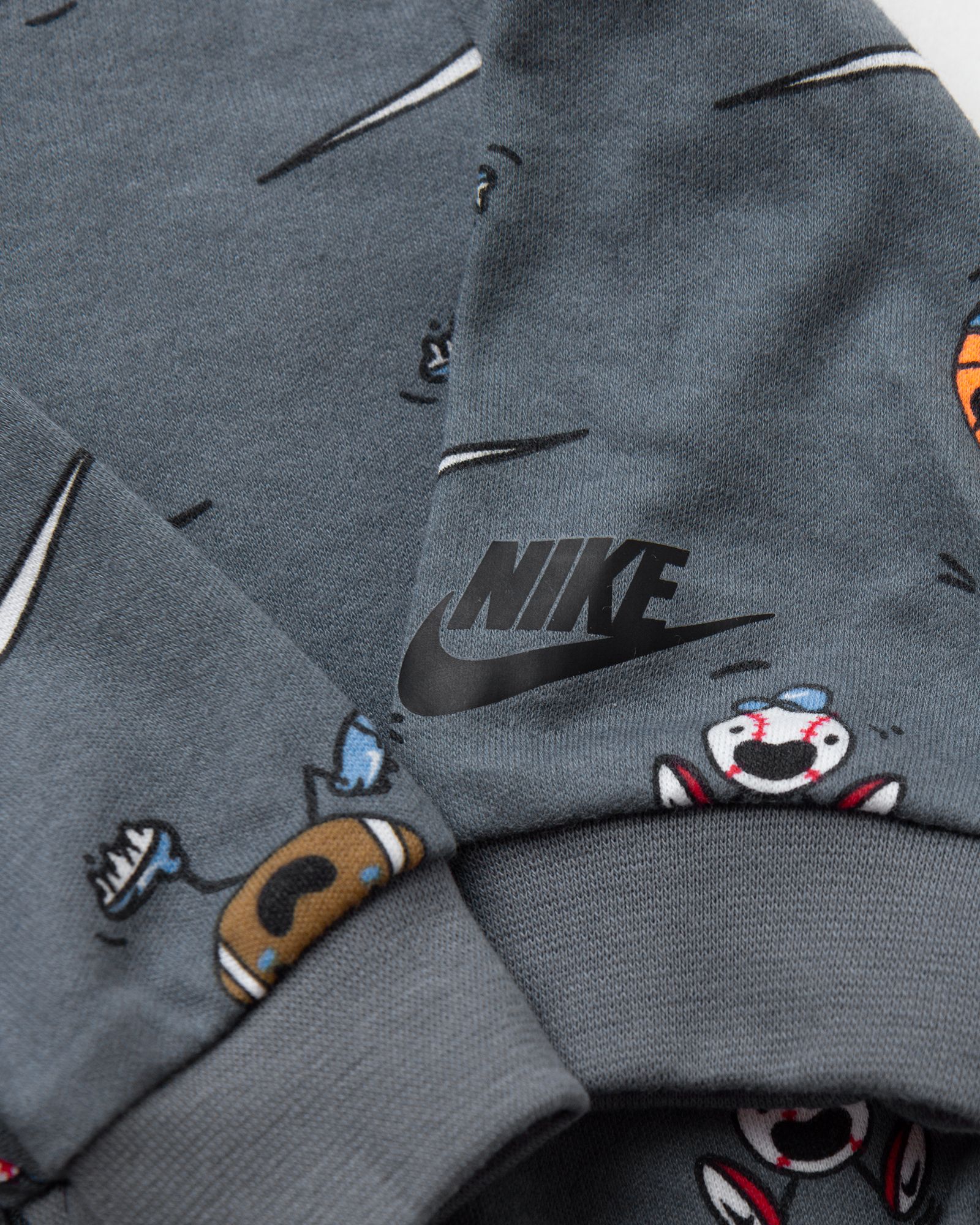 B NSW NIKEMOJI AOP INTLK FC