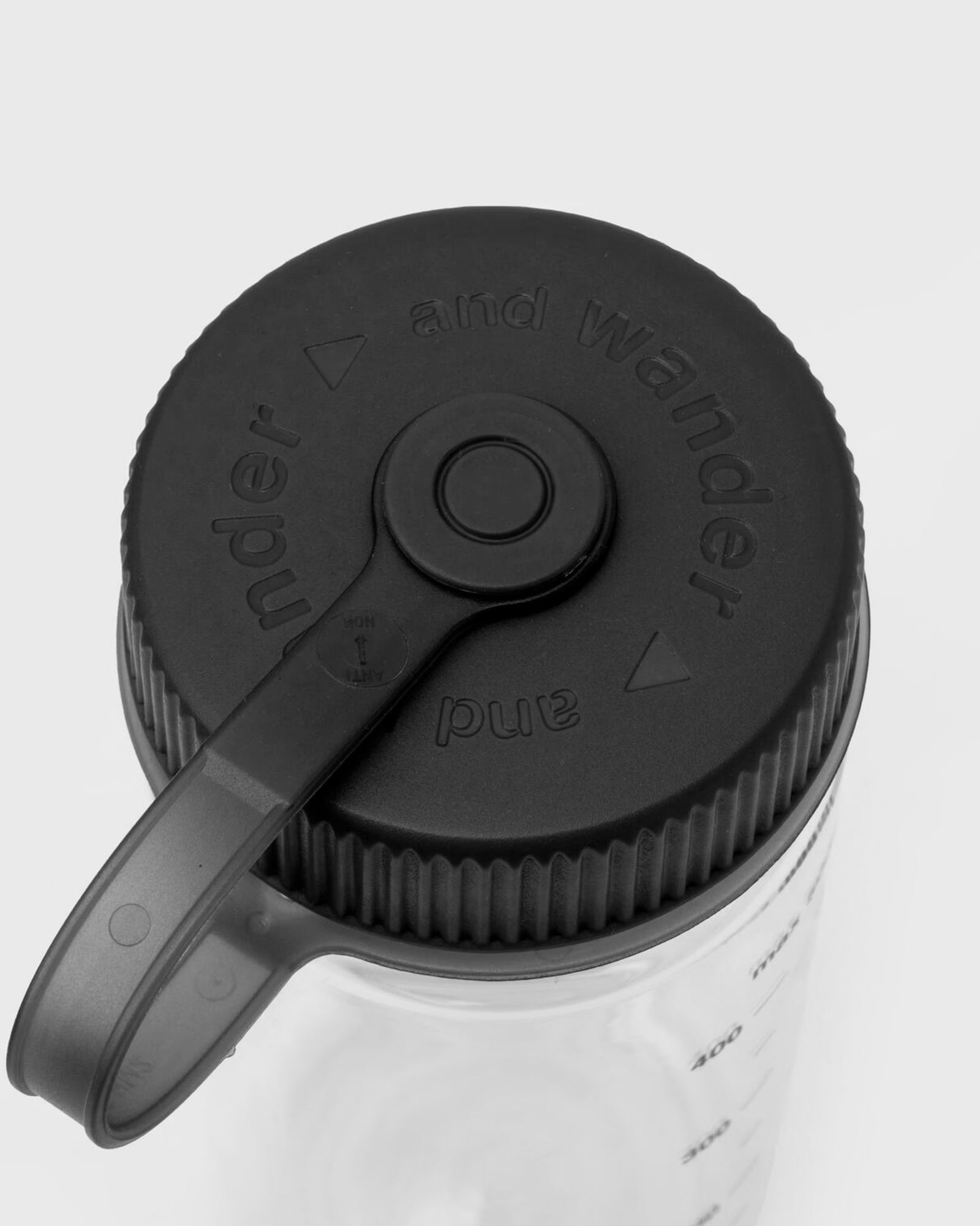 and wander logo bottle 500