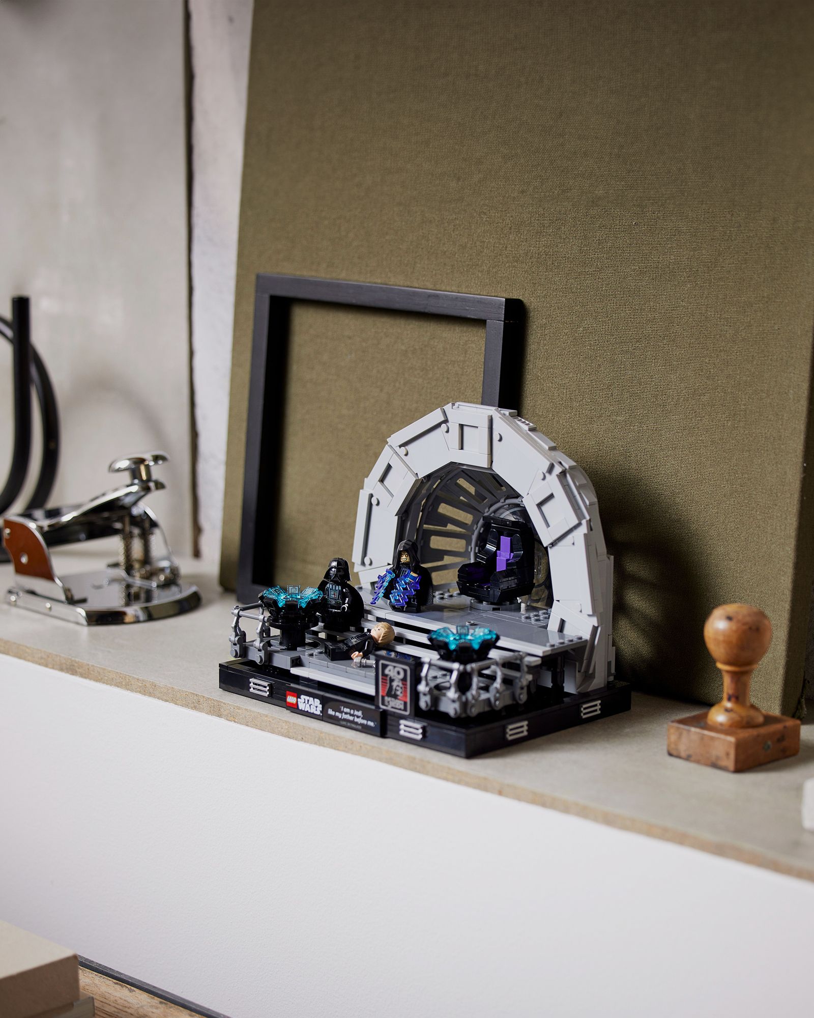 EMPEROR'S THRONE ROOM™ DIORAMA