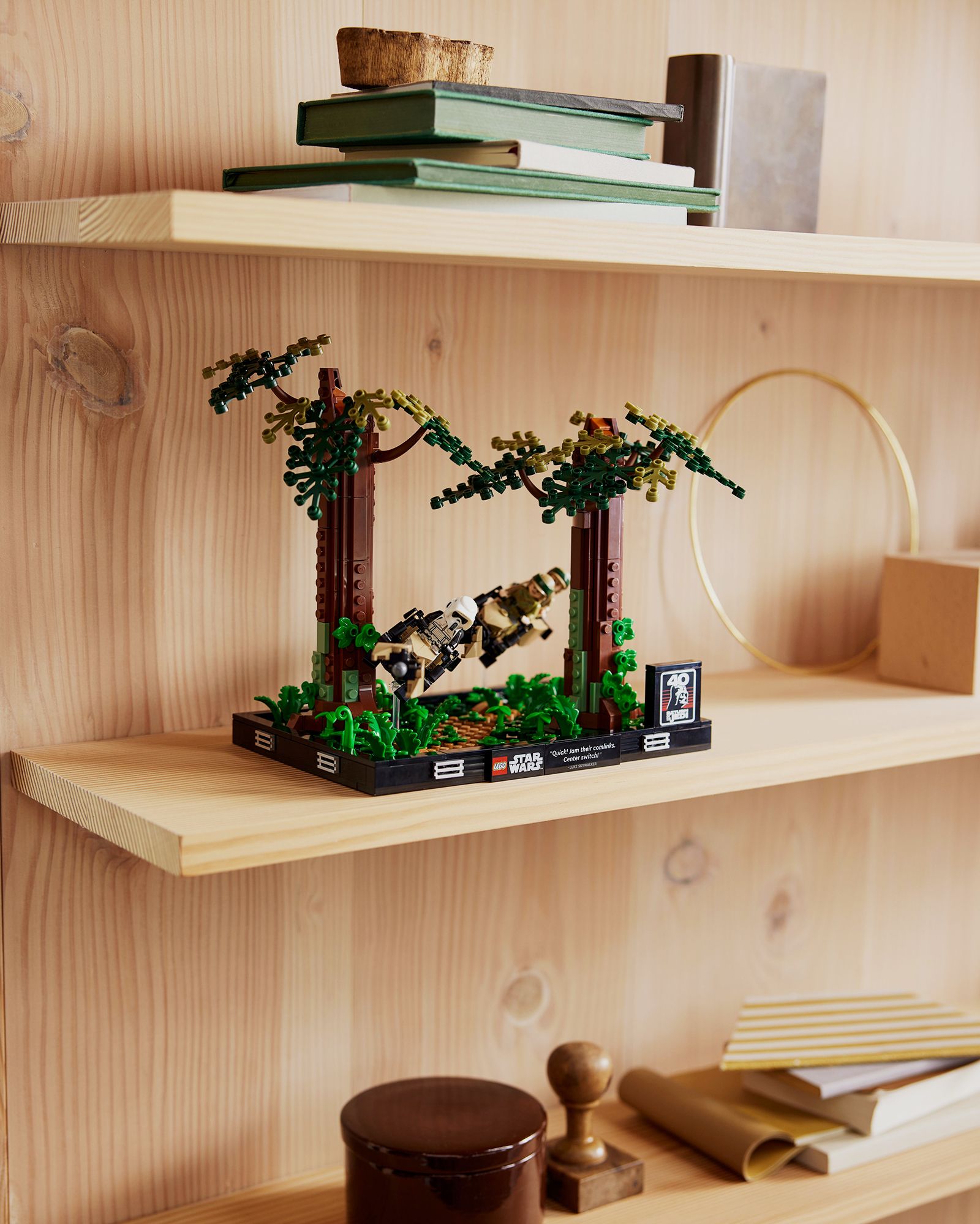 ENDOR™ SPEEDER CHASE DIORAMA