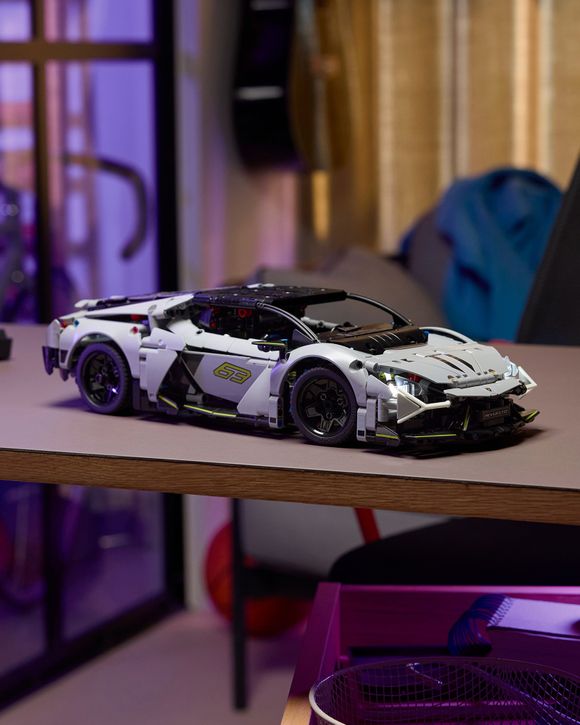 Lamborghini Revuelto Supersportscar - 42214