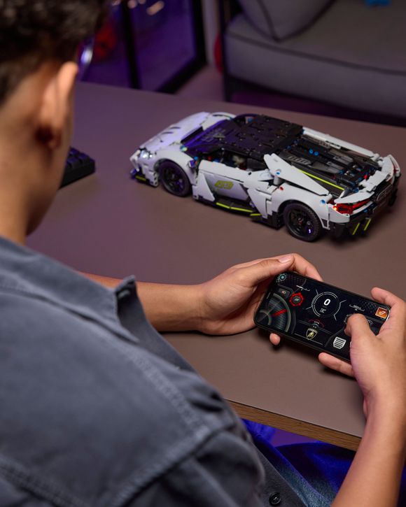 Lamborghini Revuelto Supersportscar - 42214