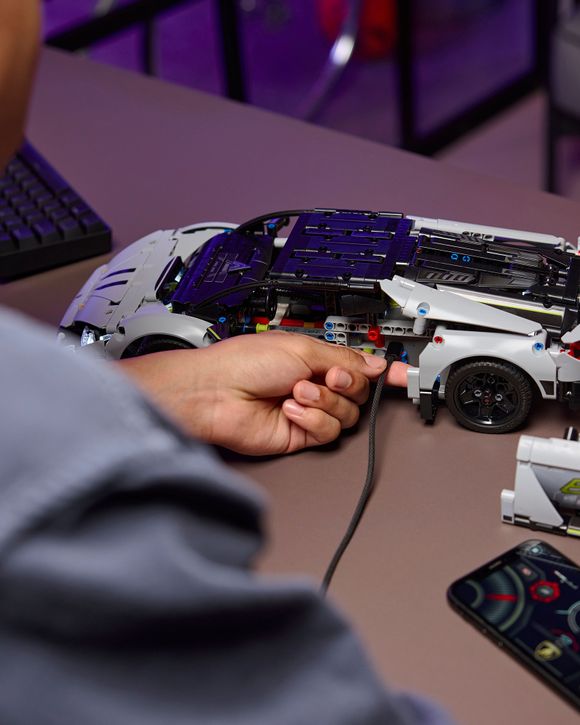 Lamborghini Revuelto Supersportscar - 42214