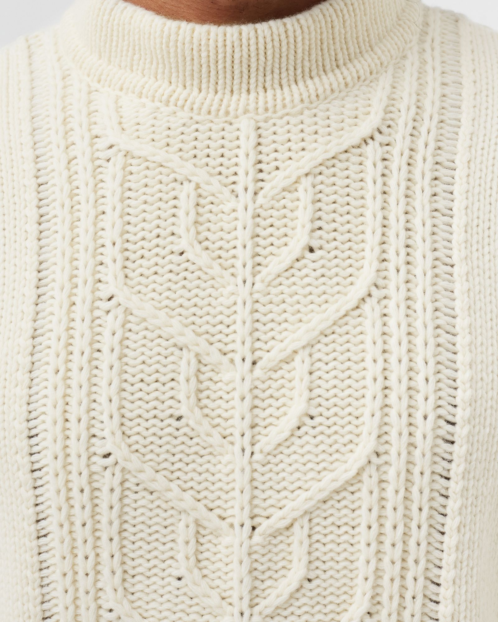 569D4 LAMBSWOOL WITH ARAN MOTIF