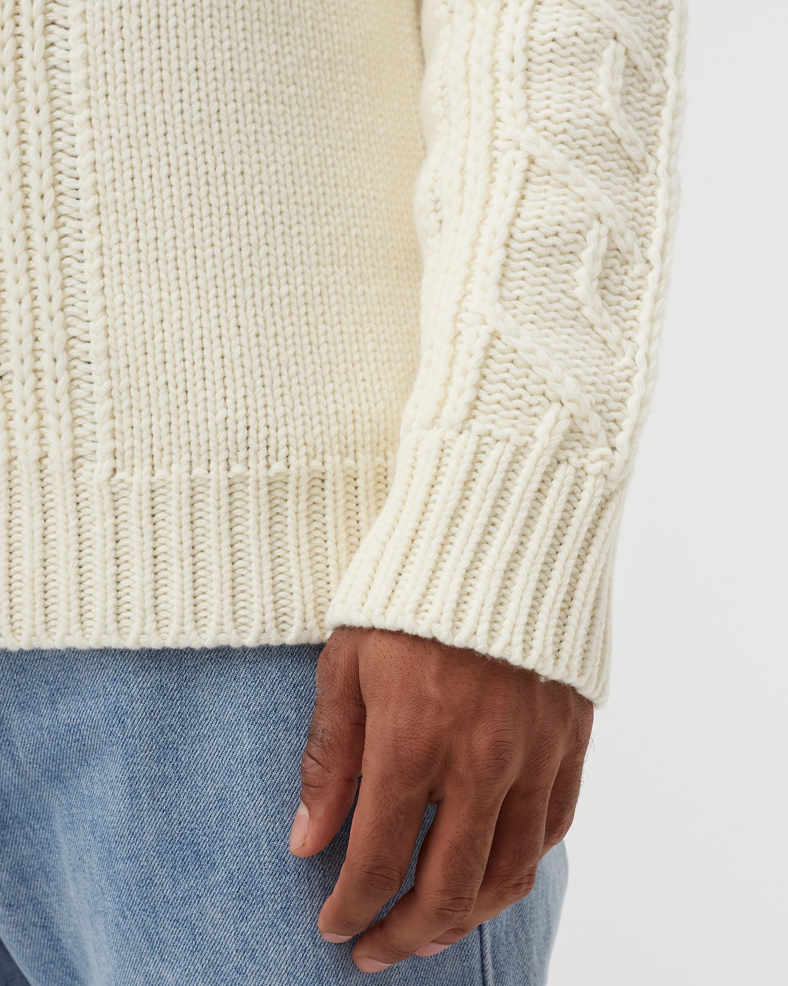 569D4 LAMBSWOOL WITH ARAN MOTIF