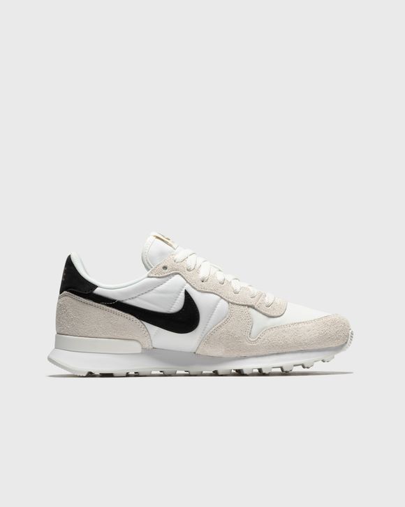 Nike wmns internationalist white hotsell