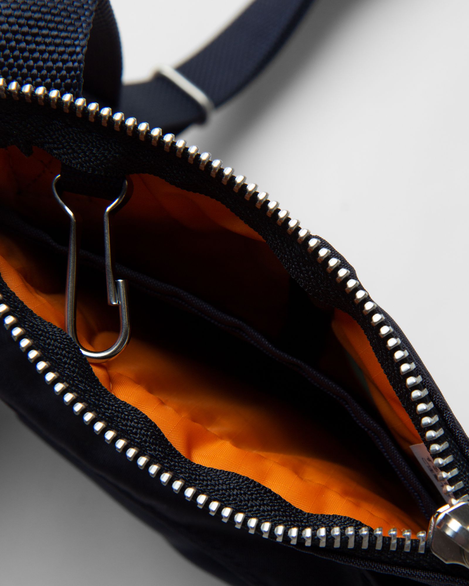 FORCE SHOULDER POUCH