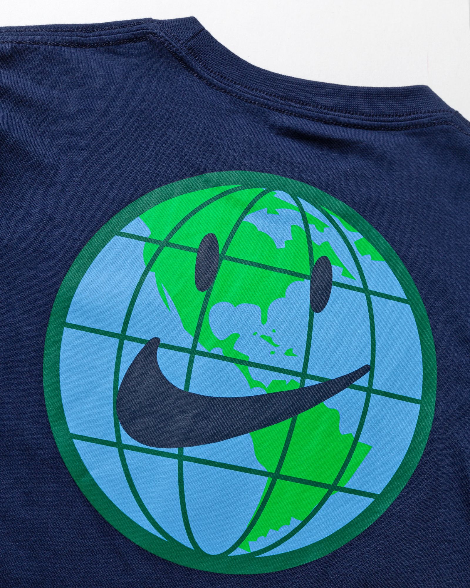 NIKE GLOBE HAPPY DNA