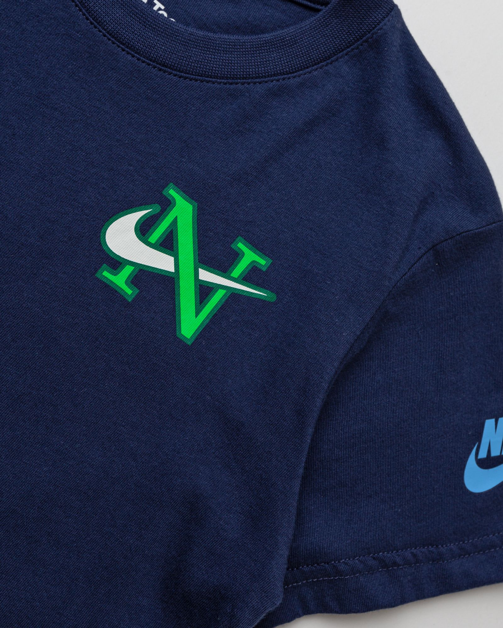 NIKE GLOBE HAPPY DNA