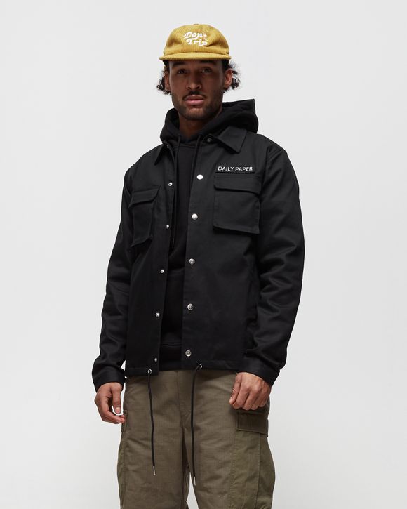 Man draagt Daily Paper Cargo Coach Jacket