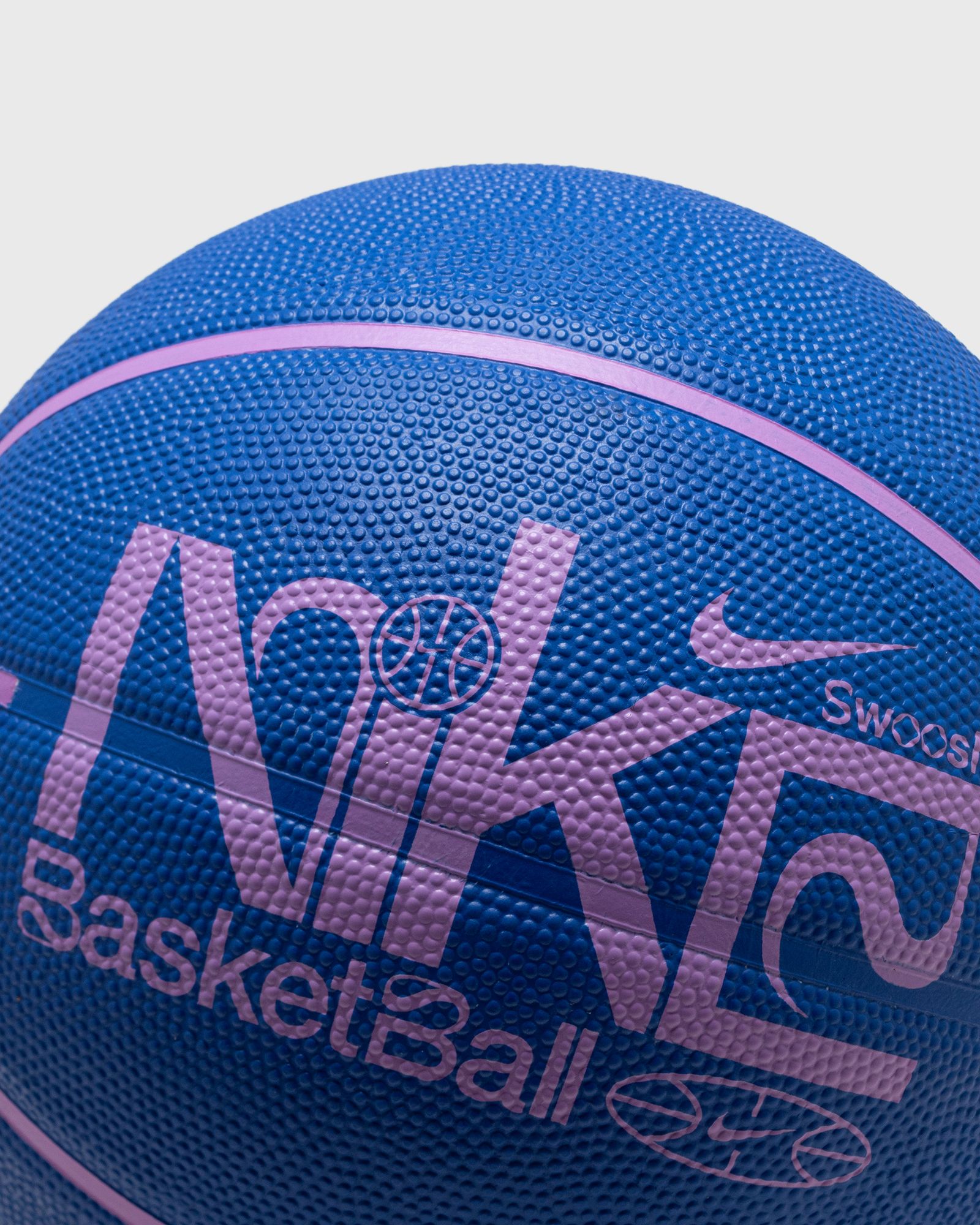 NIKE EVERYDAY PLAYGROUND 8P GRAPHIC DEFLATED SIZE 7