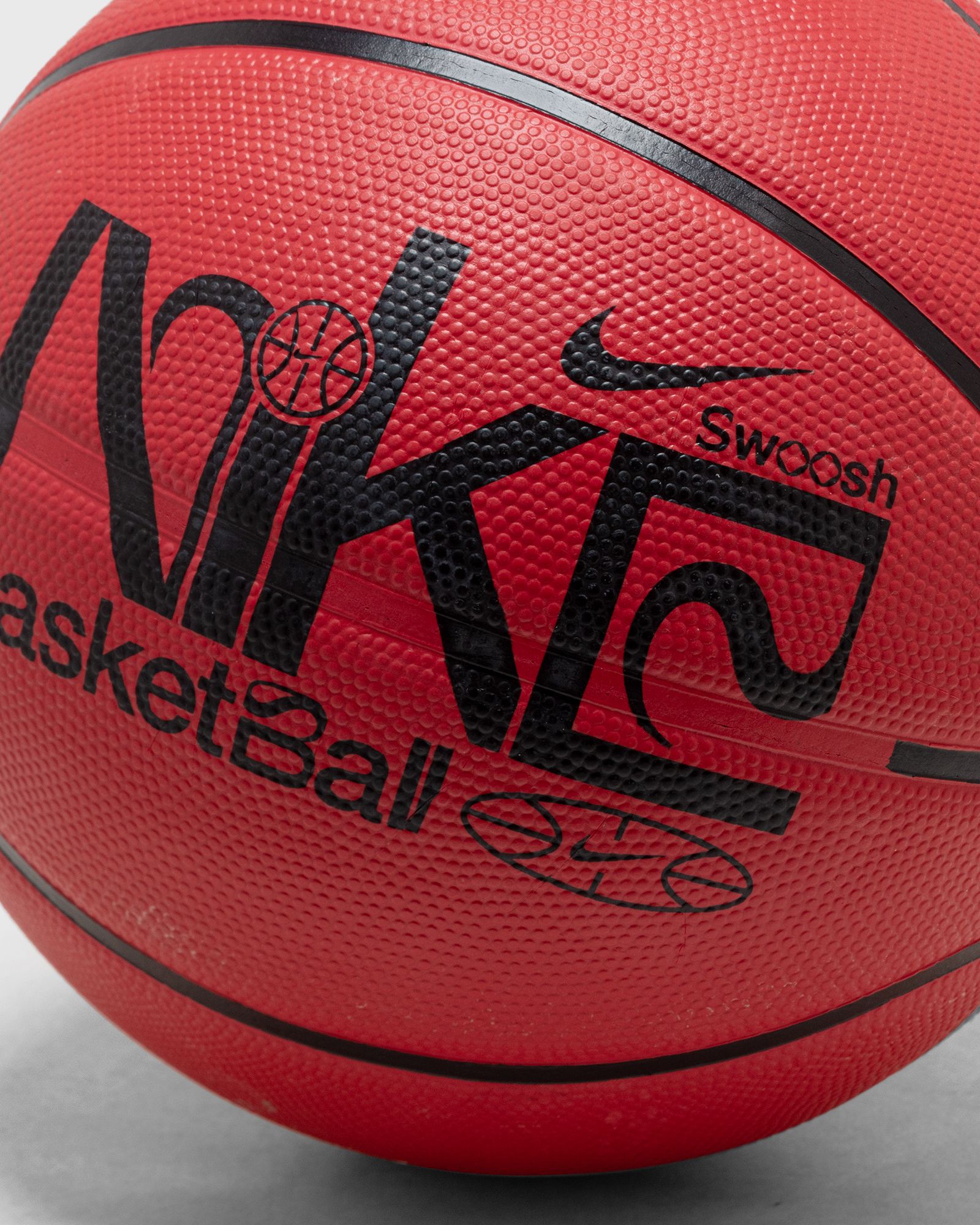 NIKE EVERYDAY PLAYGROUND 8P GRAPHIC DEFLATED SIZE 7