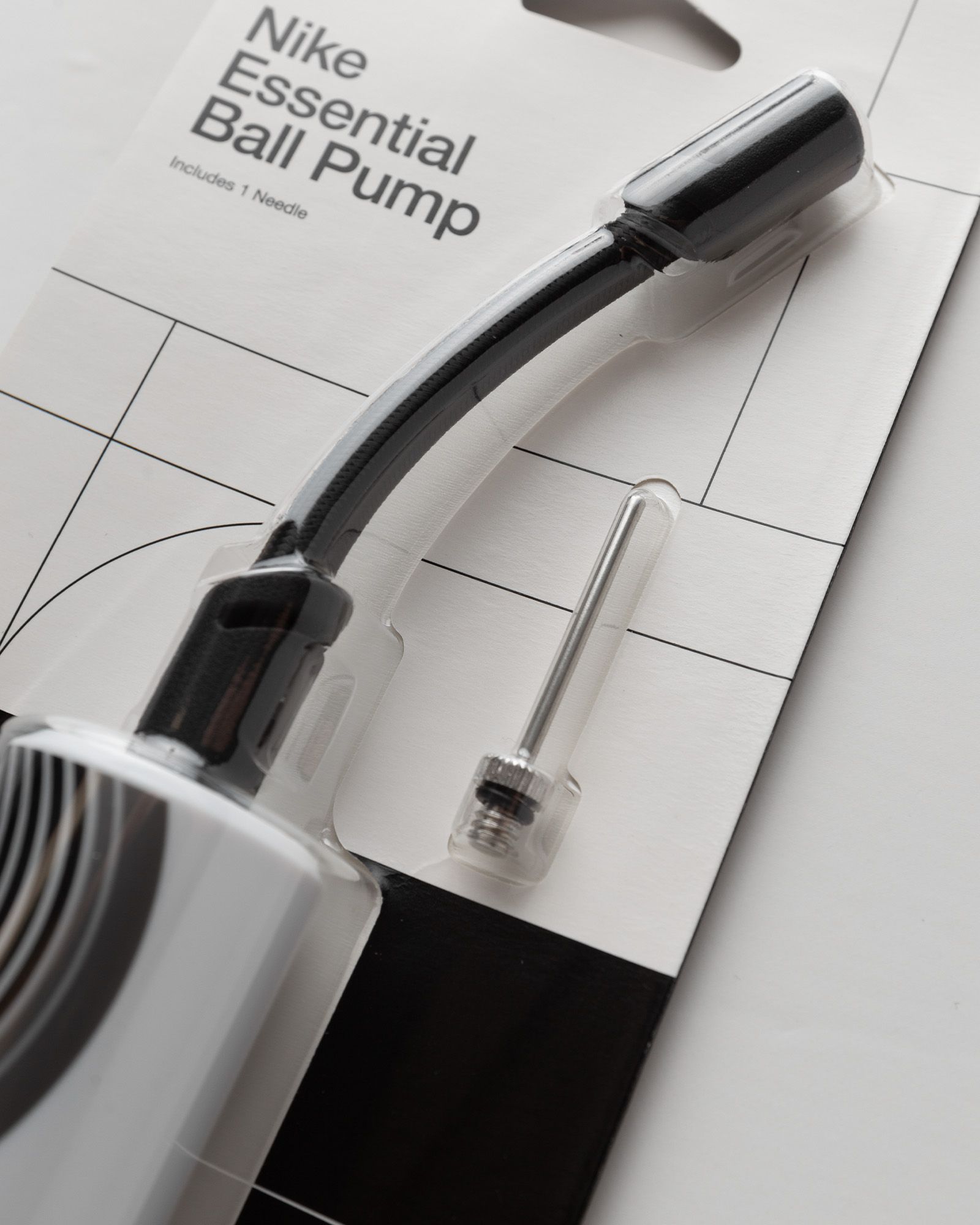 NIKE ESSENTIAL BALL PUMP INTL