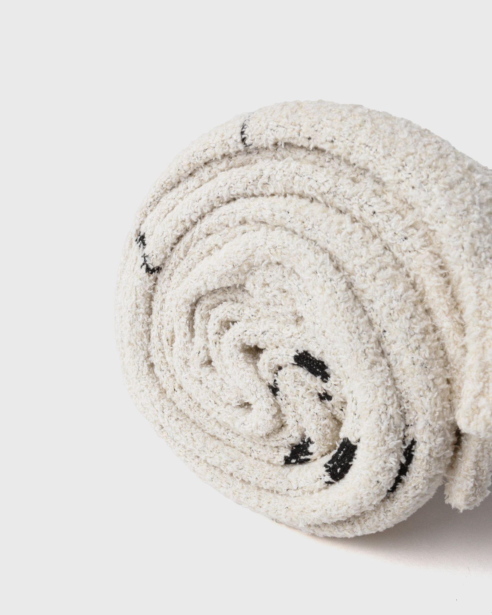 OFFLINE OVERSIZE BOUCLE KNIT BLANKET