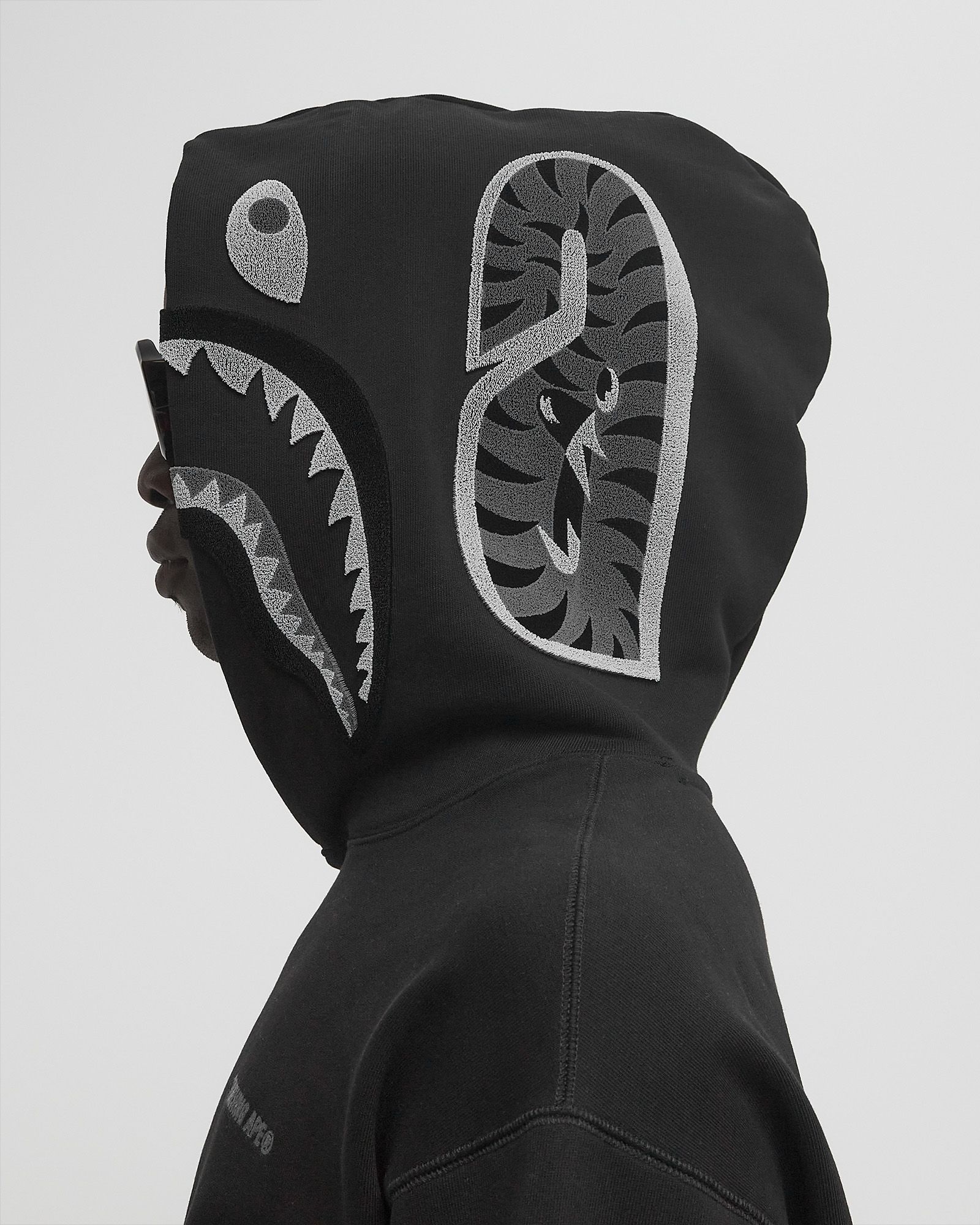 SHARK LOGO RELAXED FIT PULLOVER HOODIE