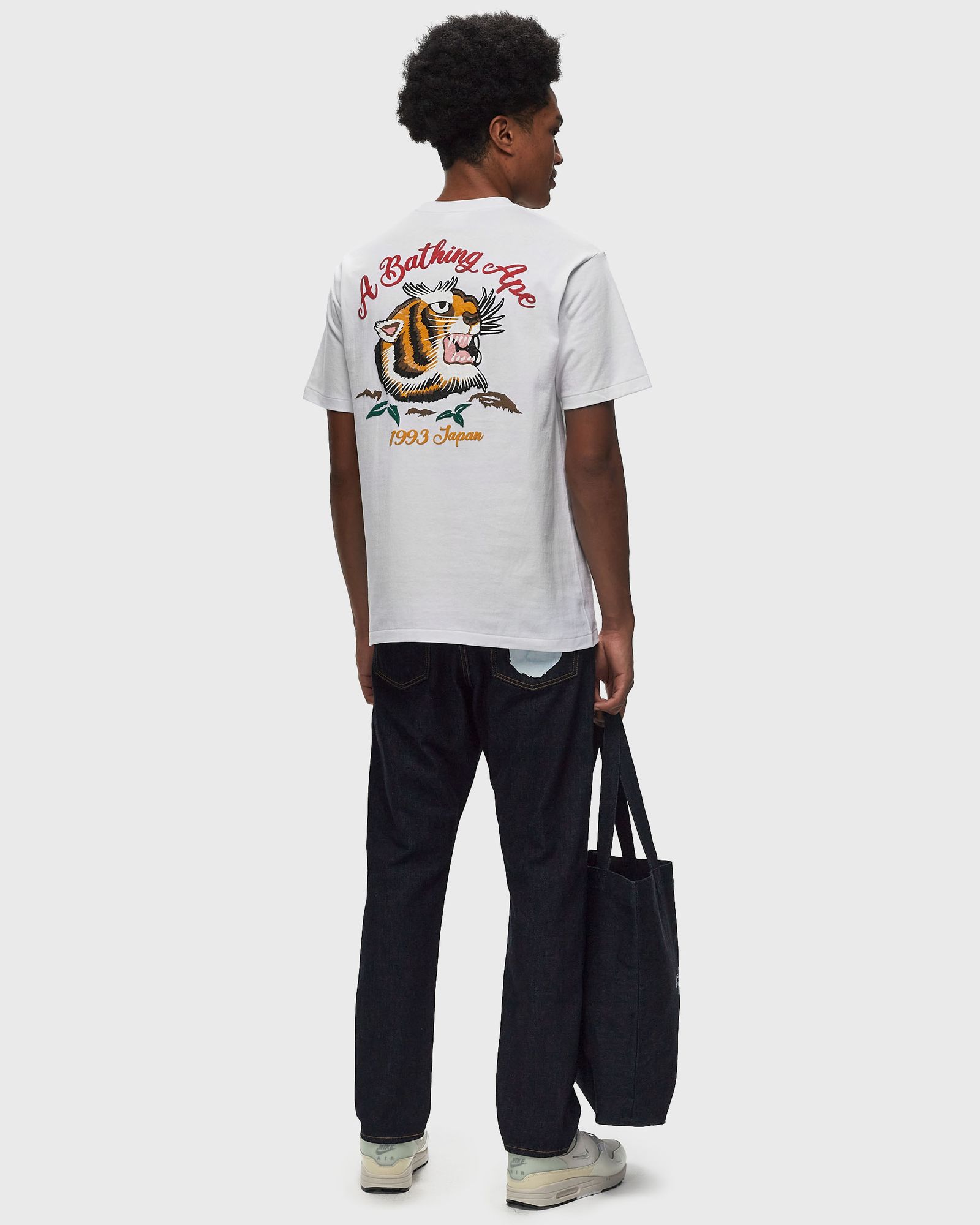 EMBROIDERY STYLE SOUVENIR LOGO TEE