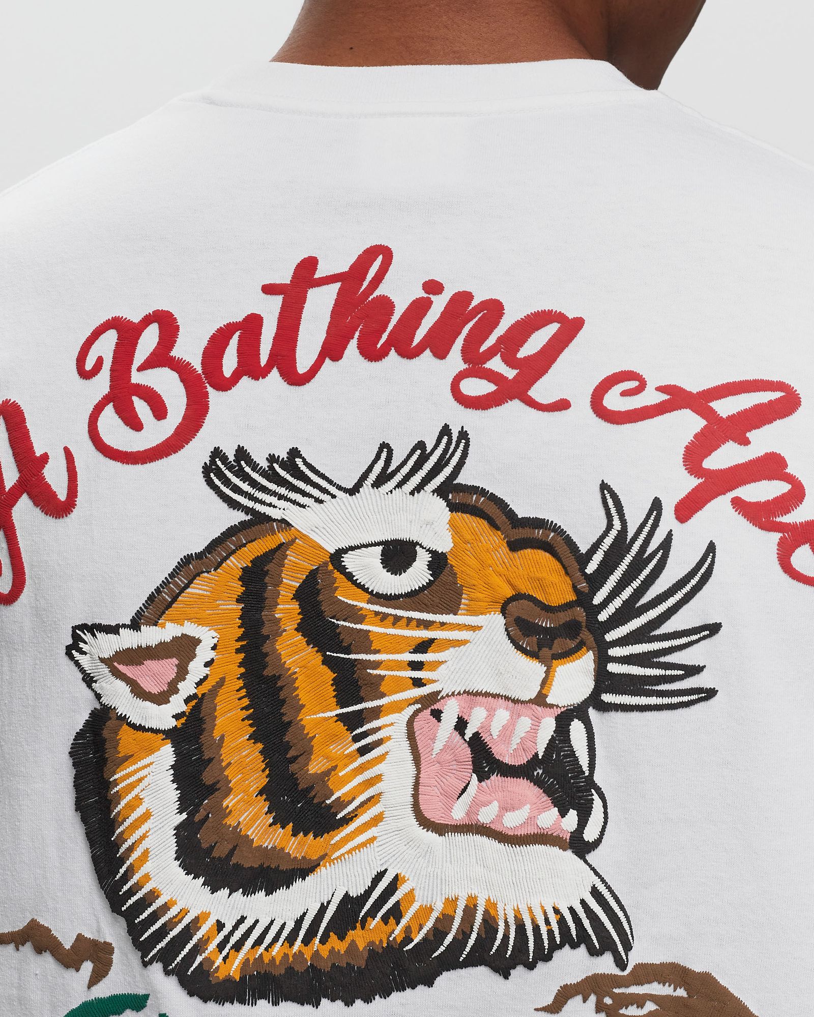 EMBROIDERY STYLE SOUVENIR LOGO TEE