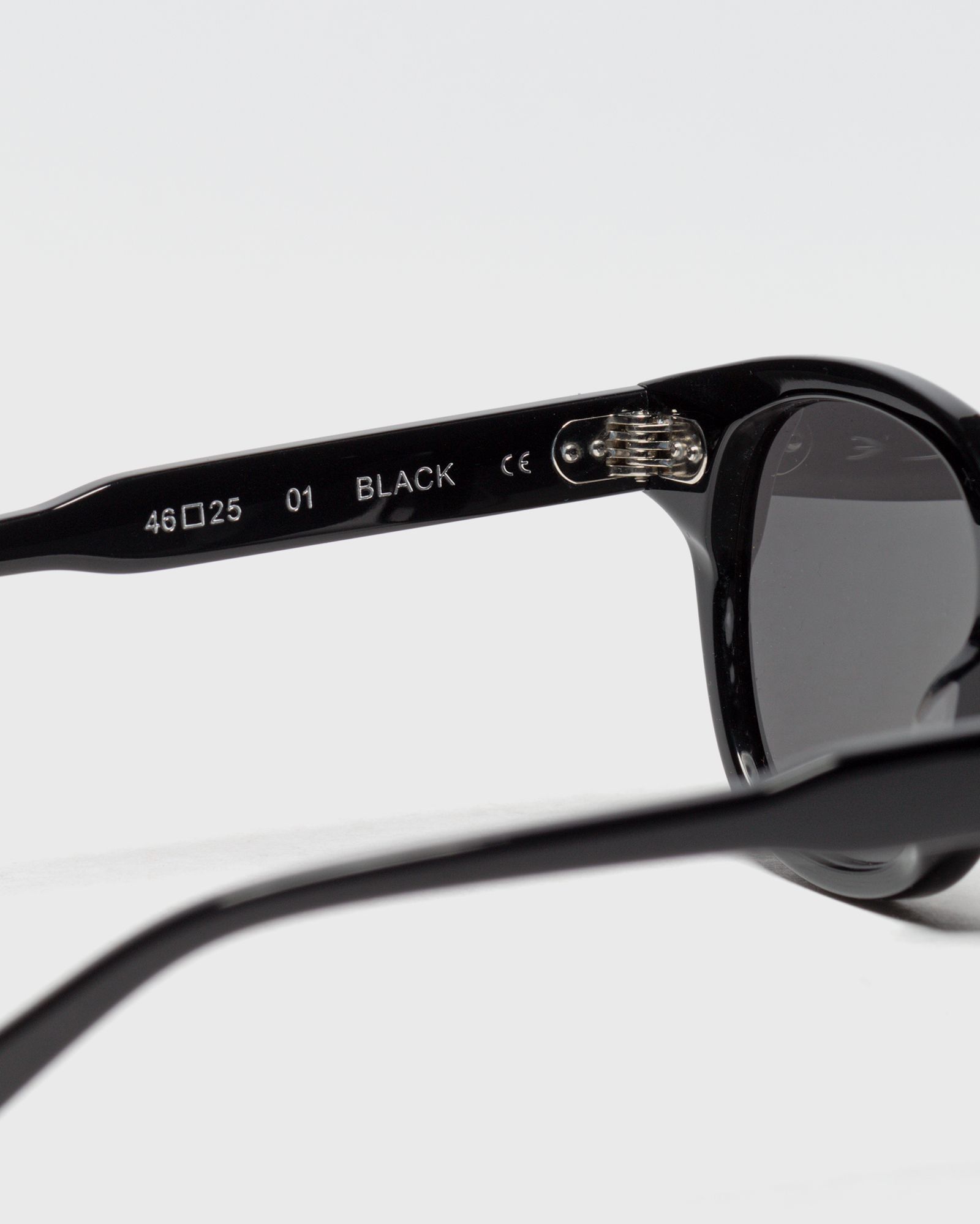 01 BLACK SUNGLASSES