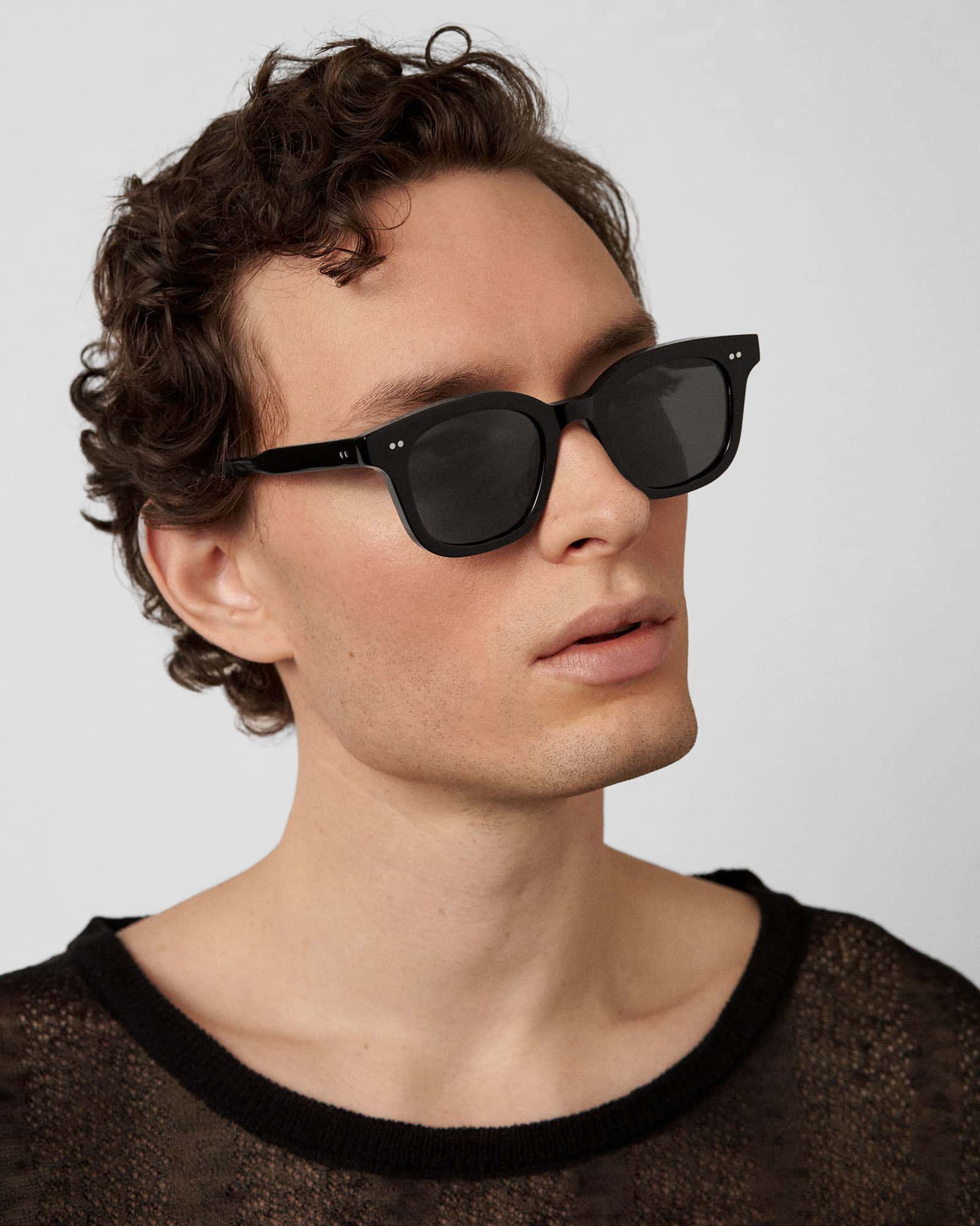 02 BLACK SUNGLASSES