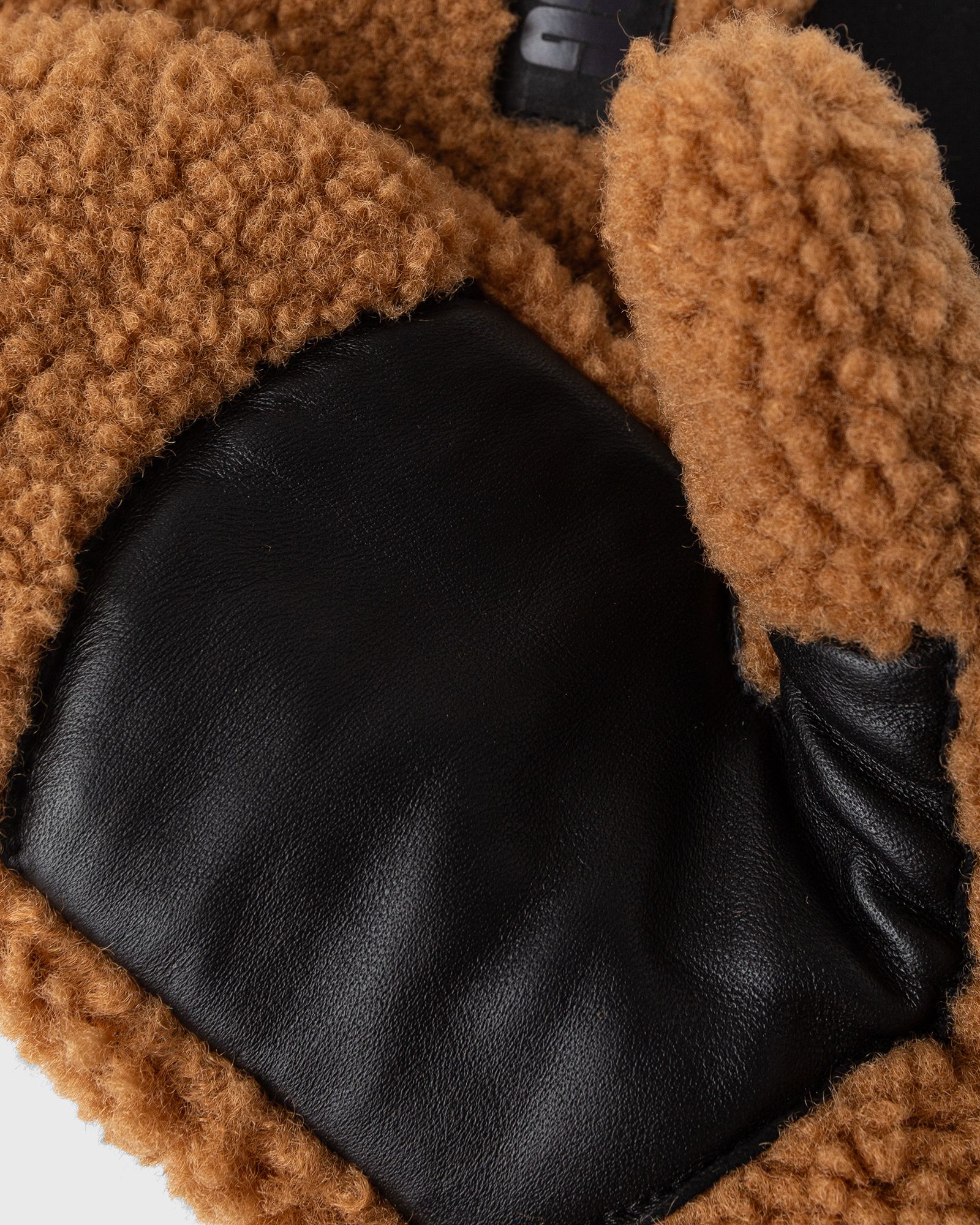 WMNS UGGFLUFF MITTEN WITH LOGO TAPE