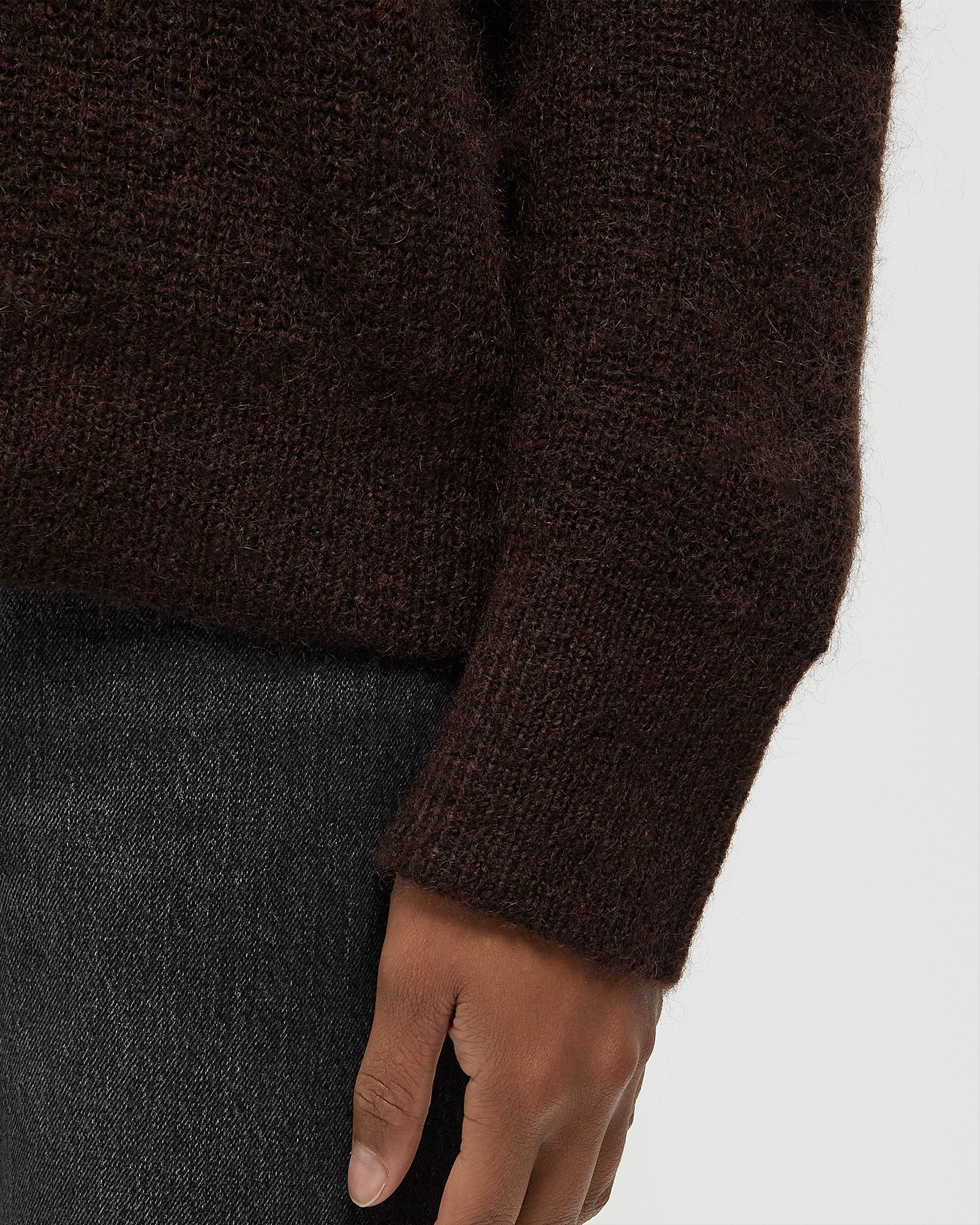 LIGHT KNIT LOGO SWEATER