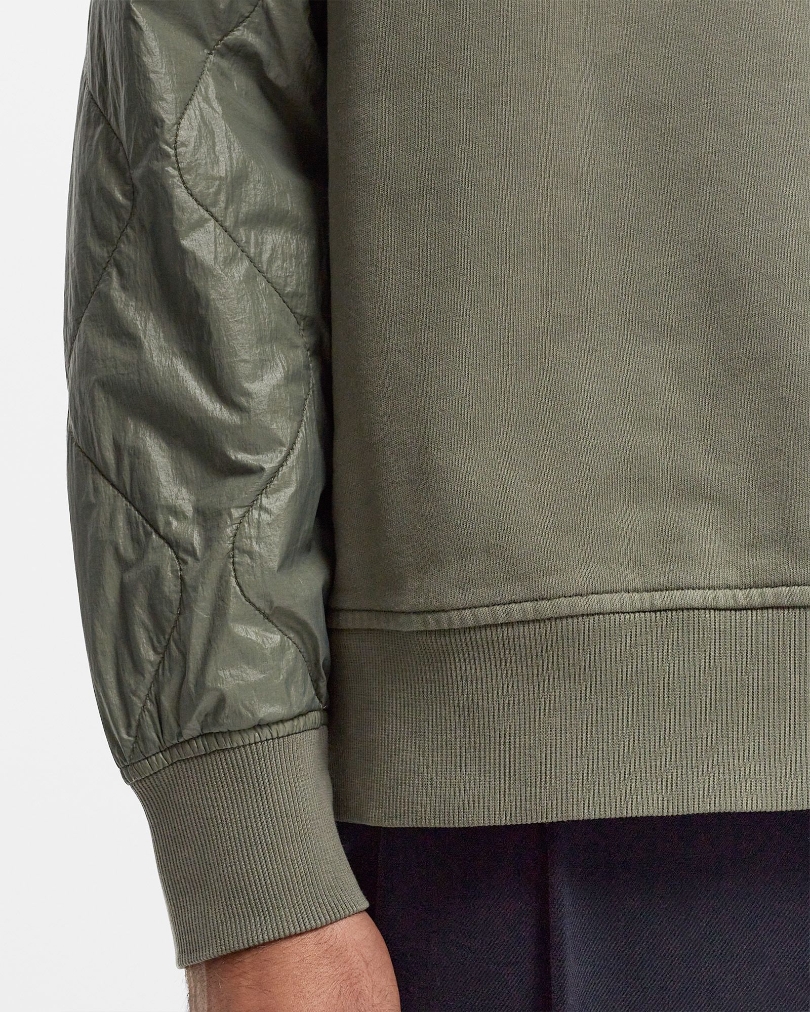 DIAGONAL RAISED FLEECE MIXED QUILTED CREW NECK SWEATSHIRT