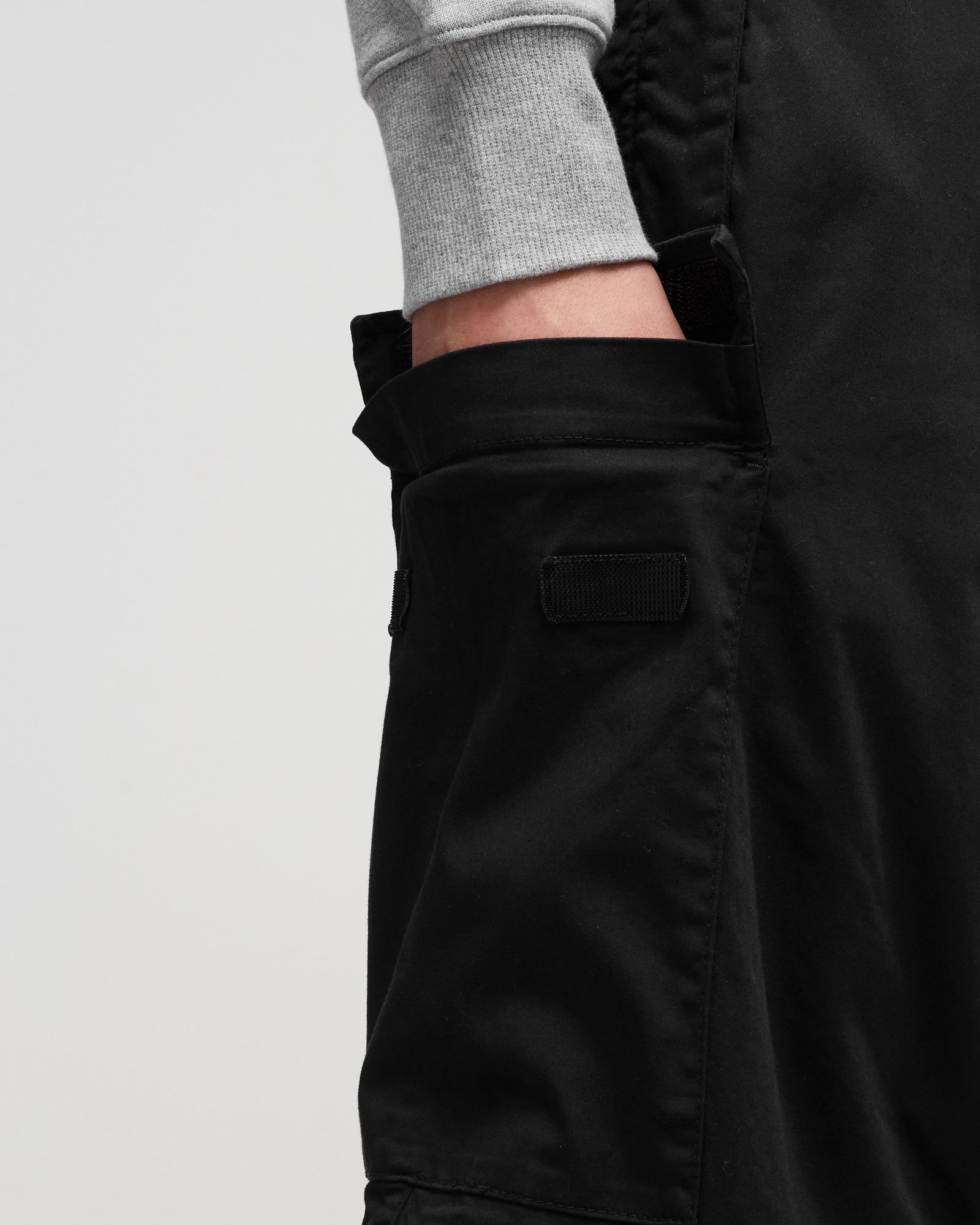 METROPOLIS SERIES STRETCH SATEEN CARGO SHORTS