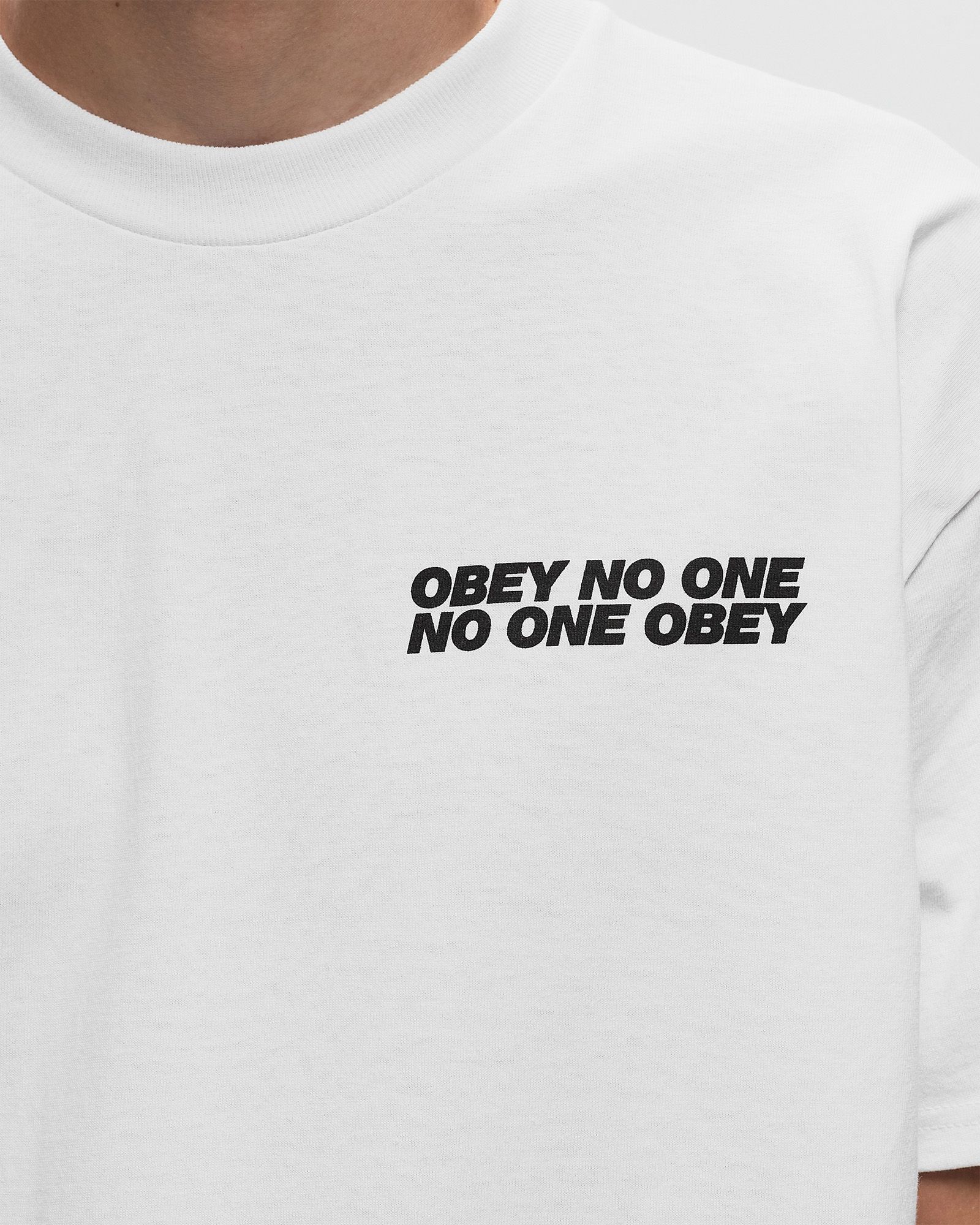 NO ONE TEE