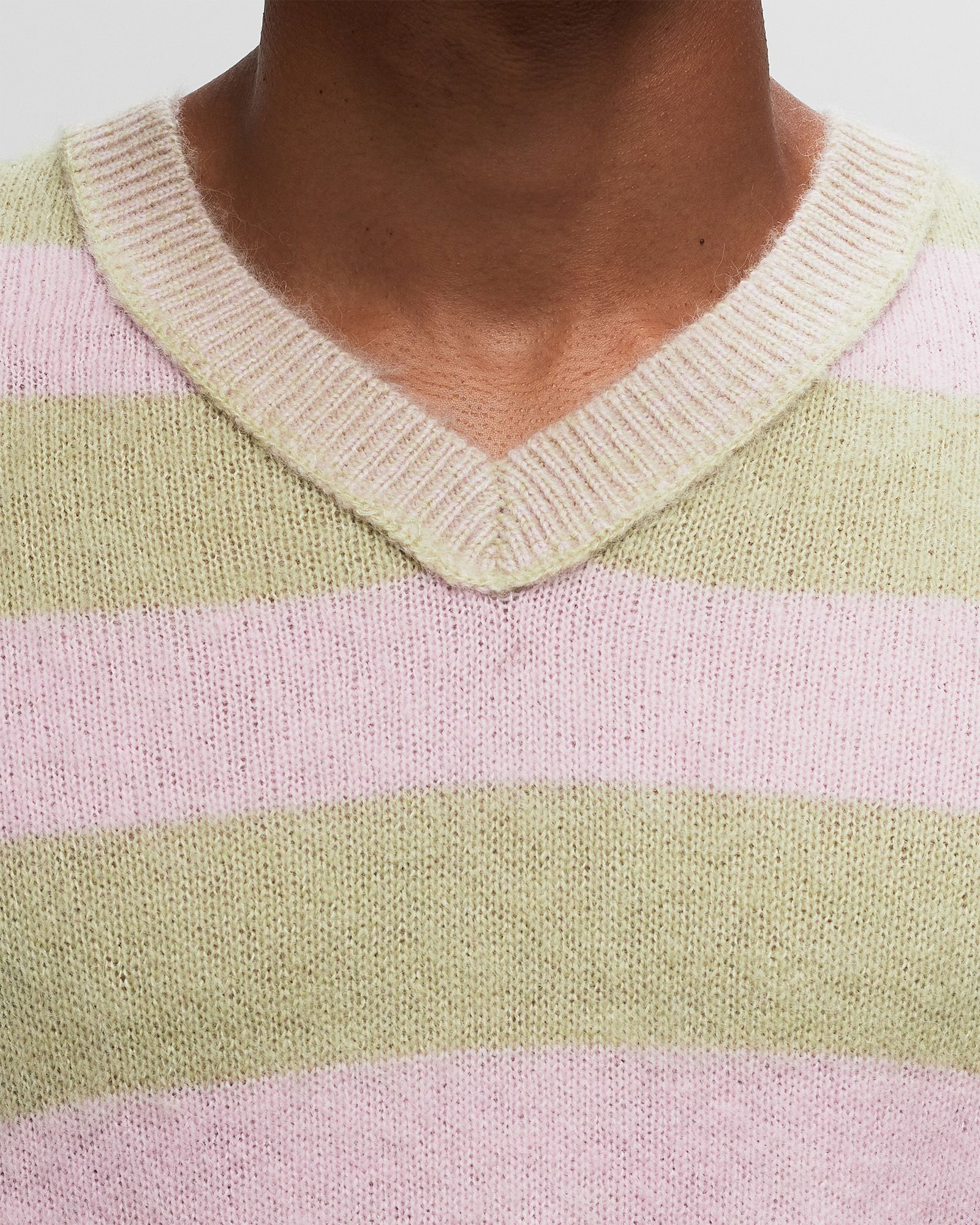 STRAIGHT FIT V-NECK LIGHT GREEN/CRADLE PINK STRIPES FIT