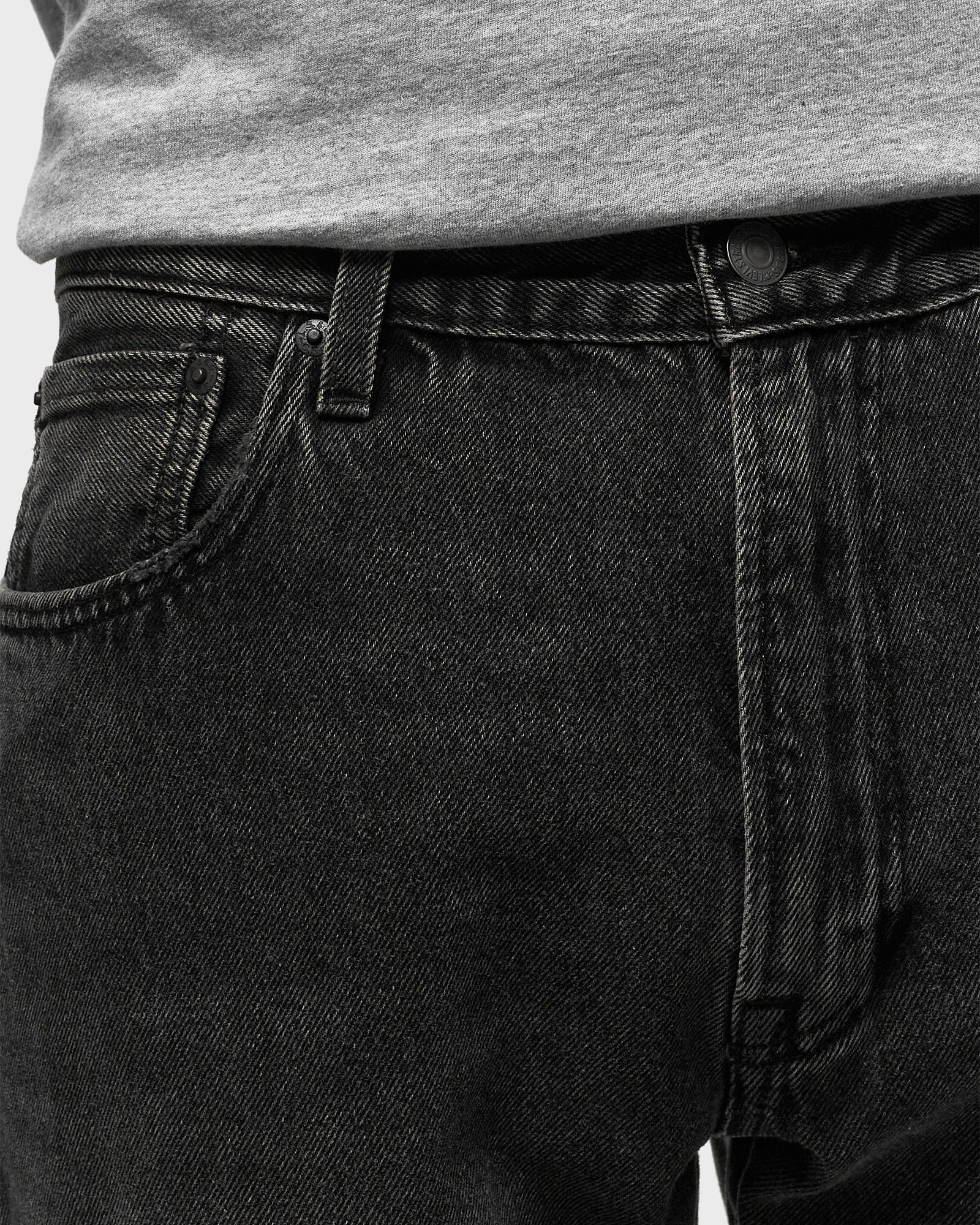 551 RELAXED STRAIGHT