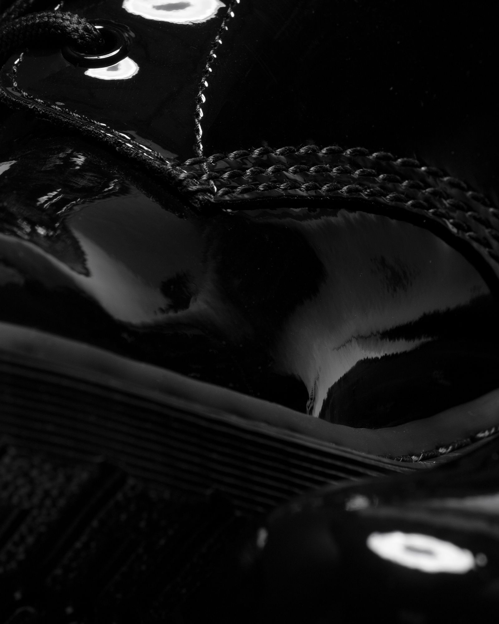 1460 Mono Black Patent Lamper