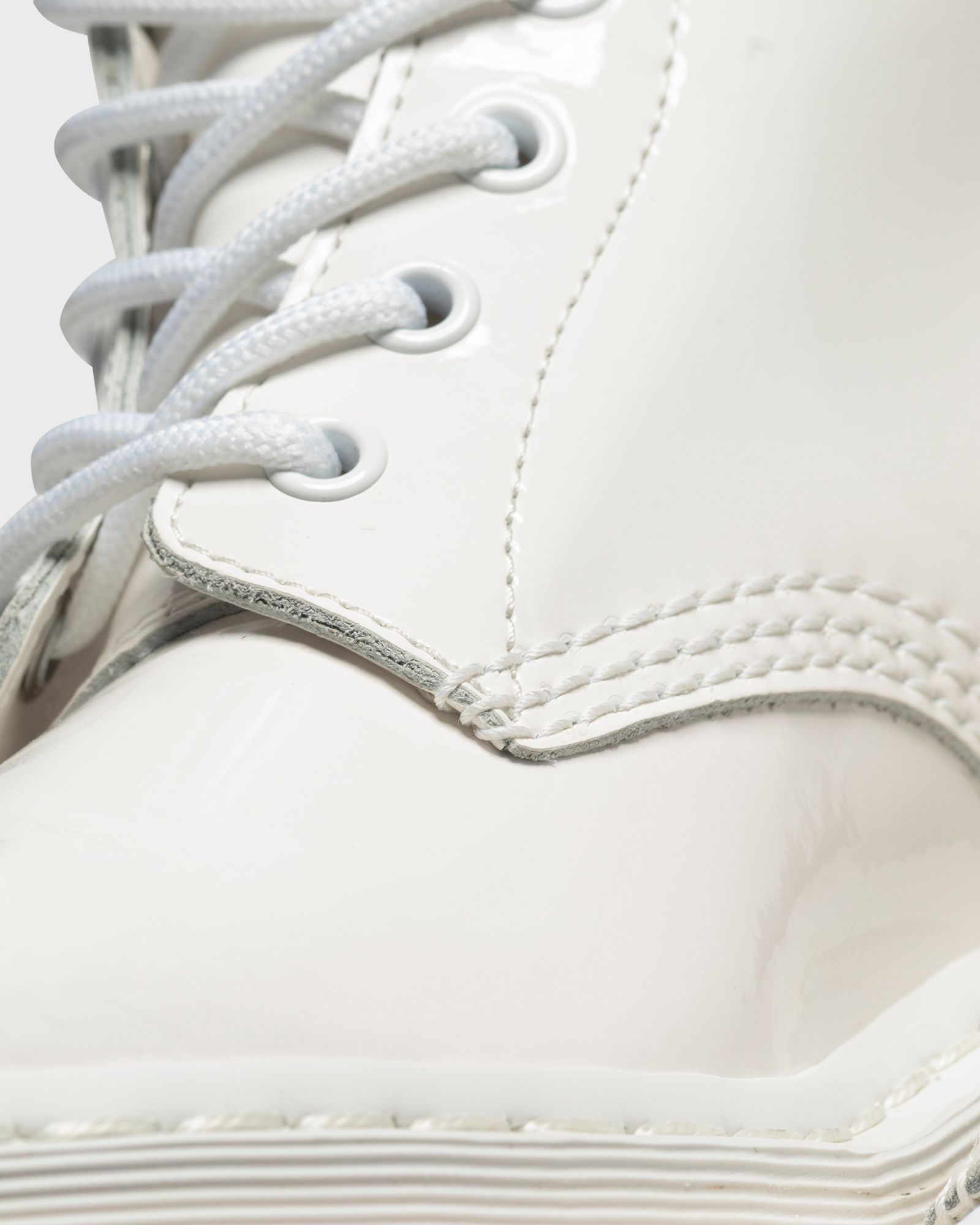 1460 Mono White Patent Lamper