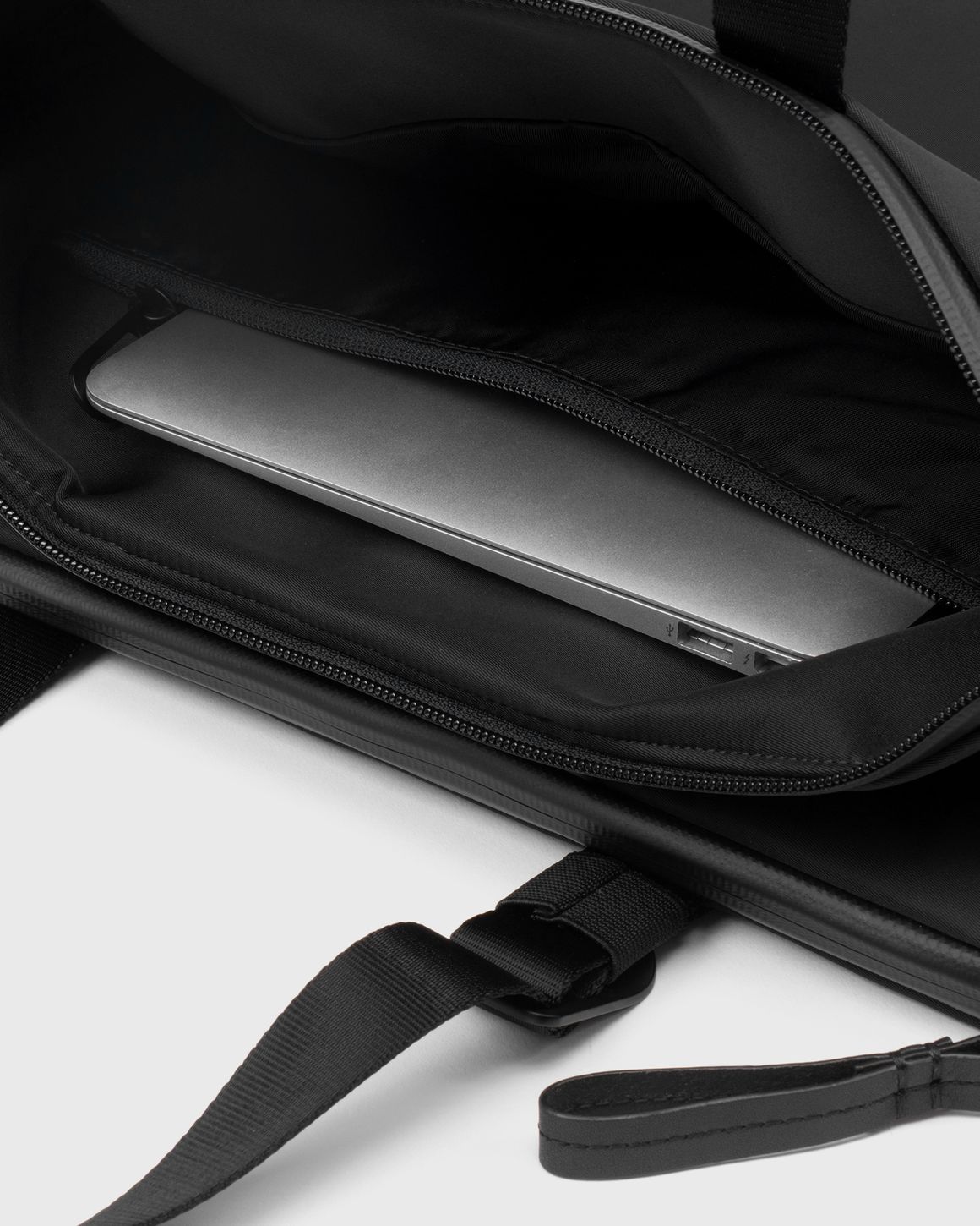 côte&ciel Salm Sleek Black | BSTN Store