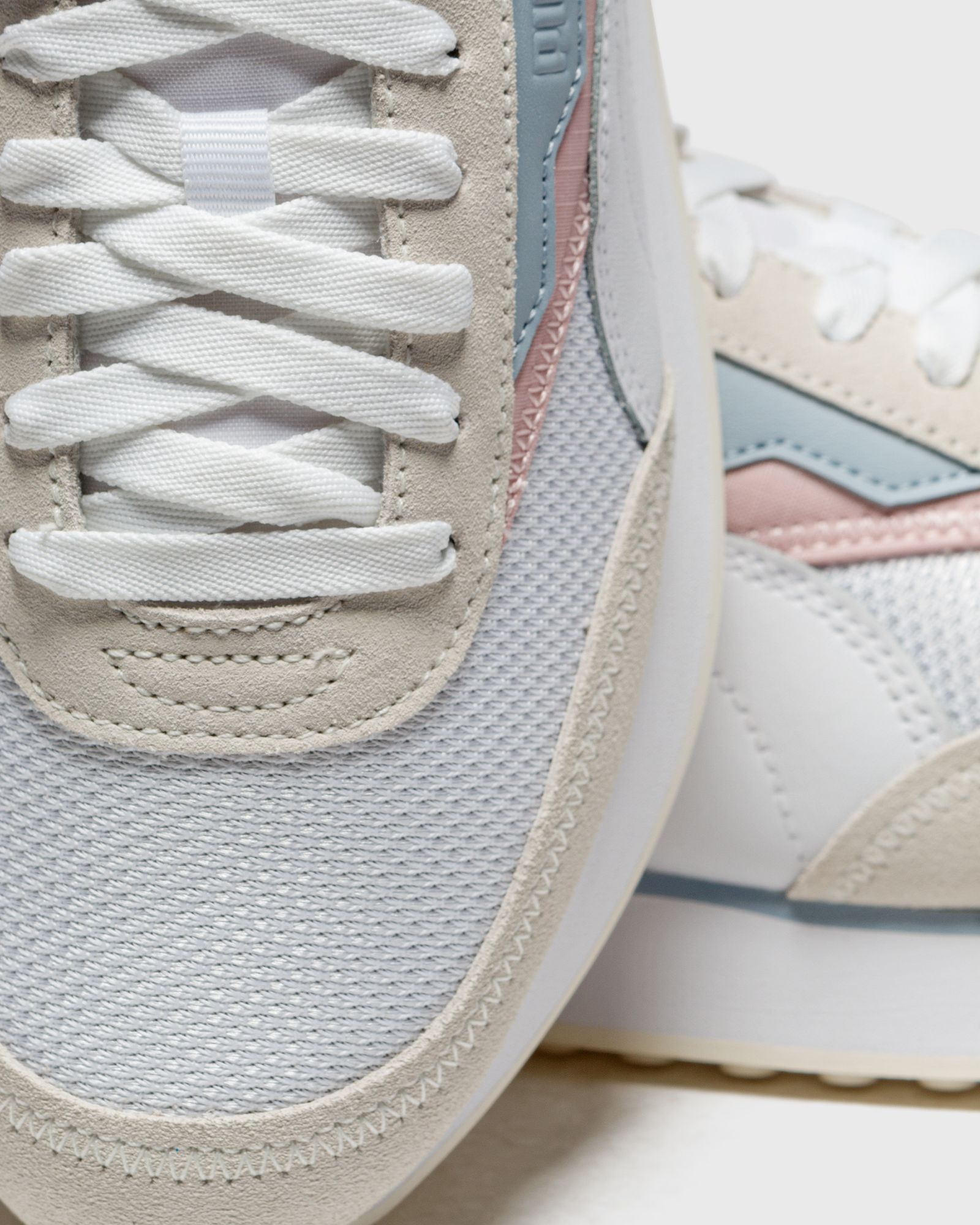 WMNS Future Rider Soft