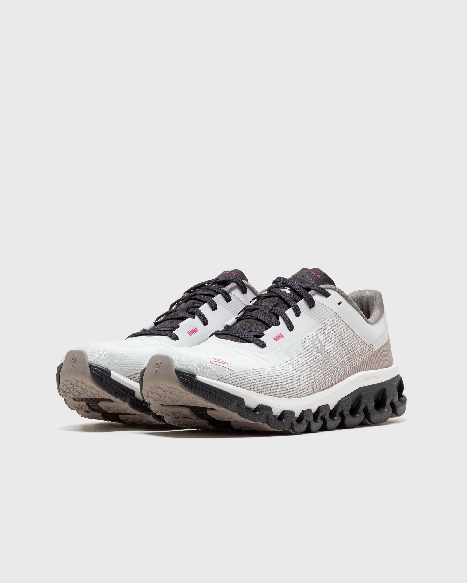 WMNS Cloudflow Distance