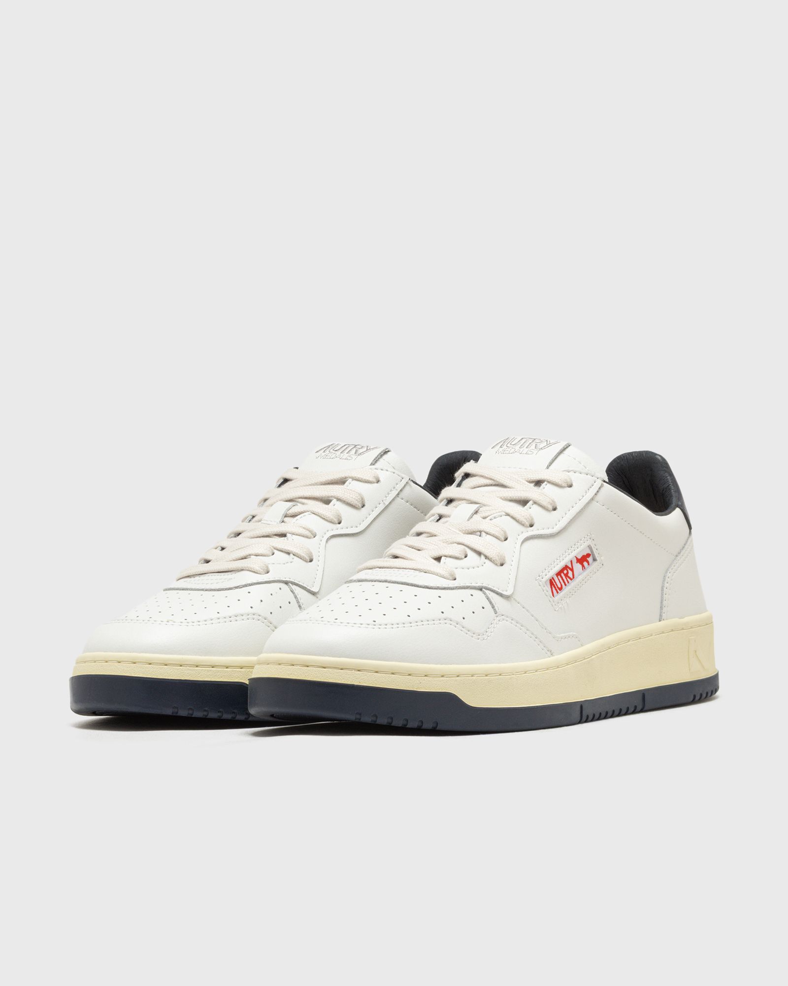 x MAISON KITSUNE MEDALIST LOW