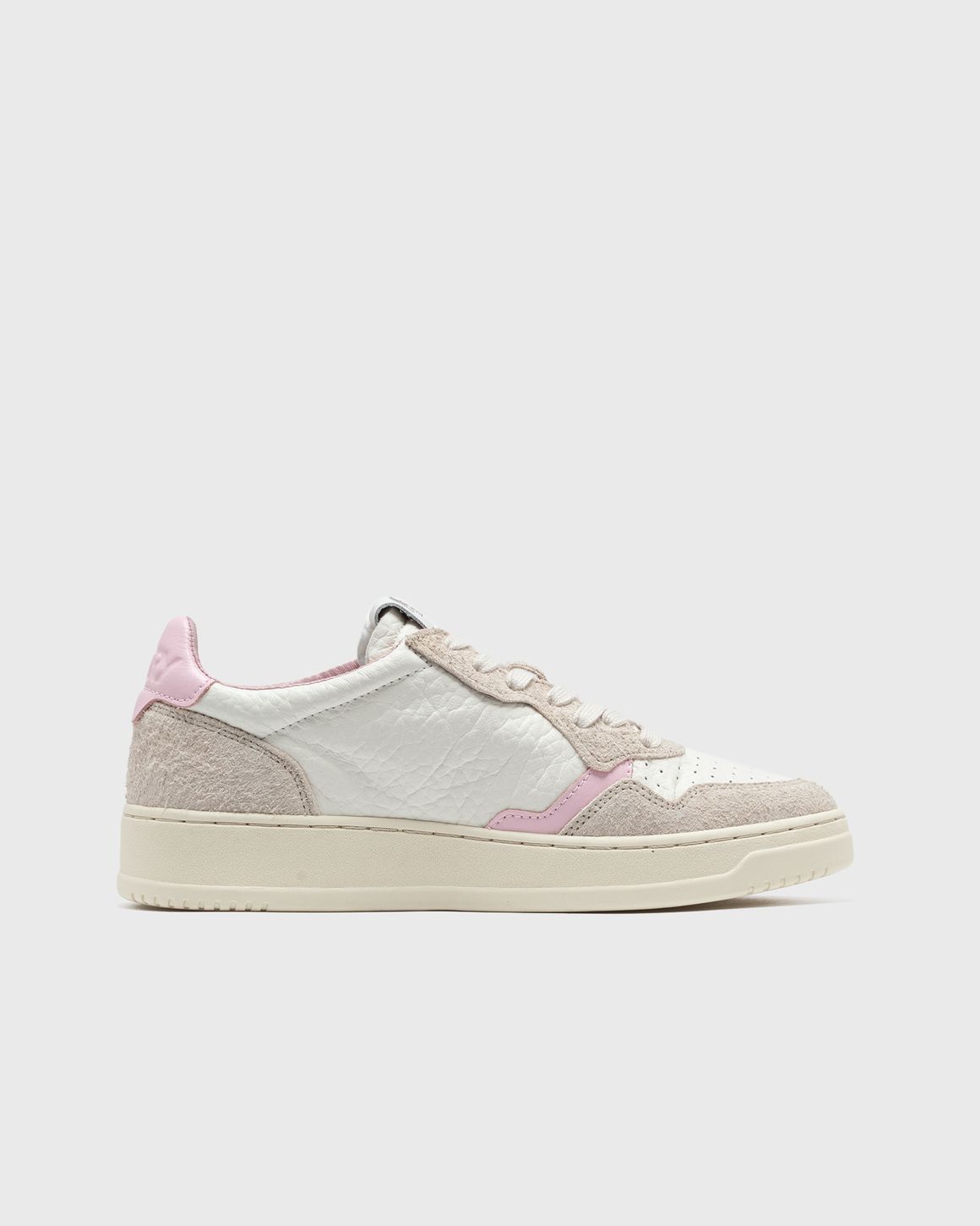 Autry Action Shoes WMNS MEDALIST LOW Pink/Beige | BSTN Store