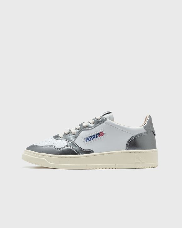 Autry Action Shoes WMNS MEDALIST LOW Silver/White | BSTN Store