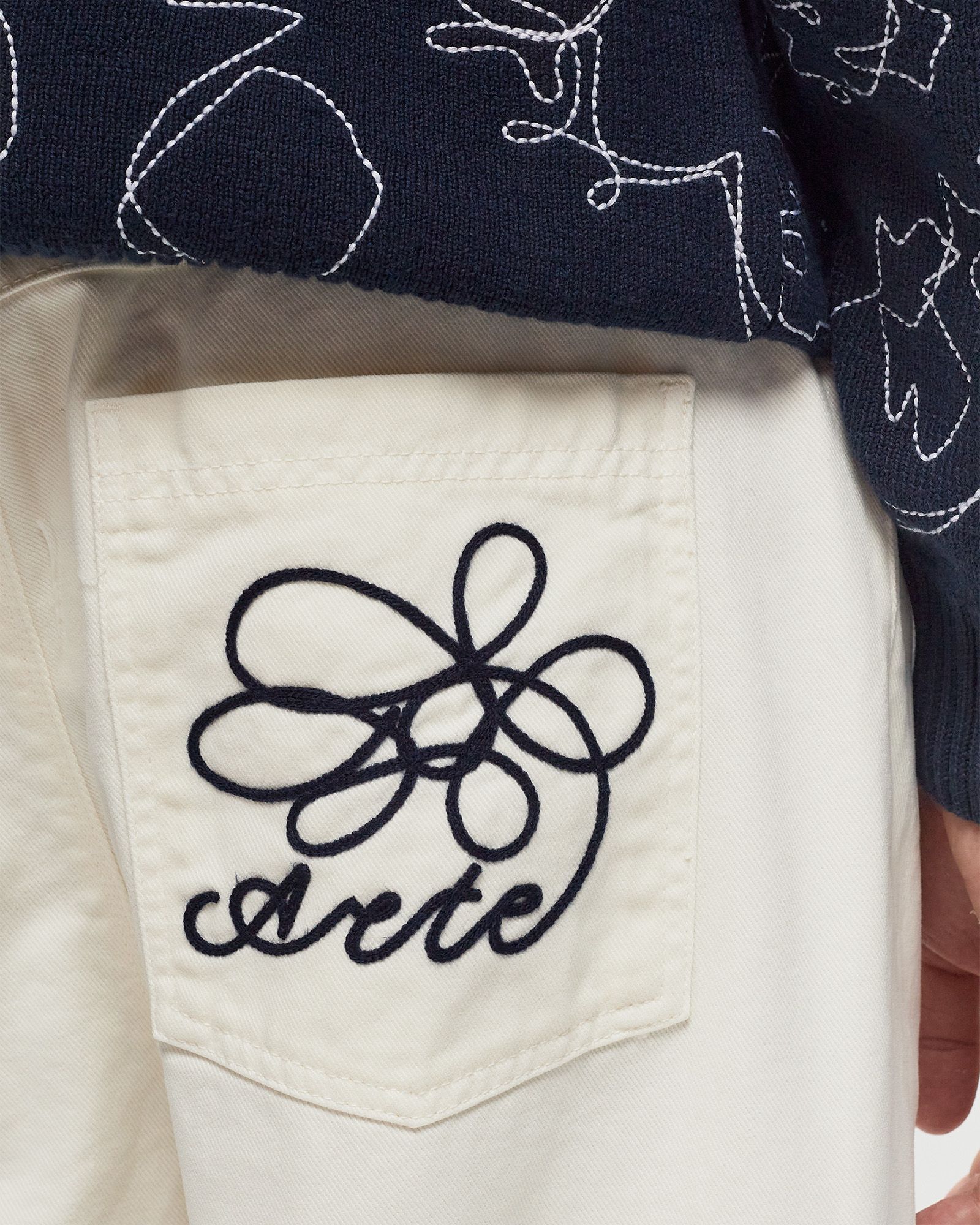 Arte round pocket embroidery Jeans