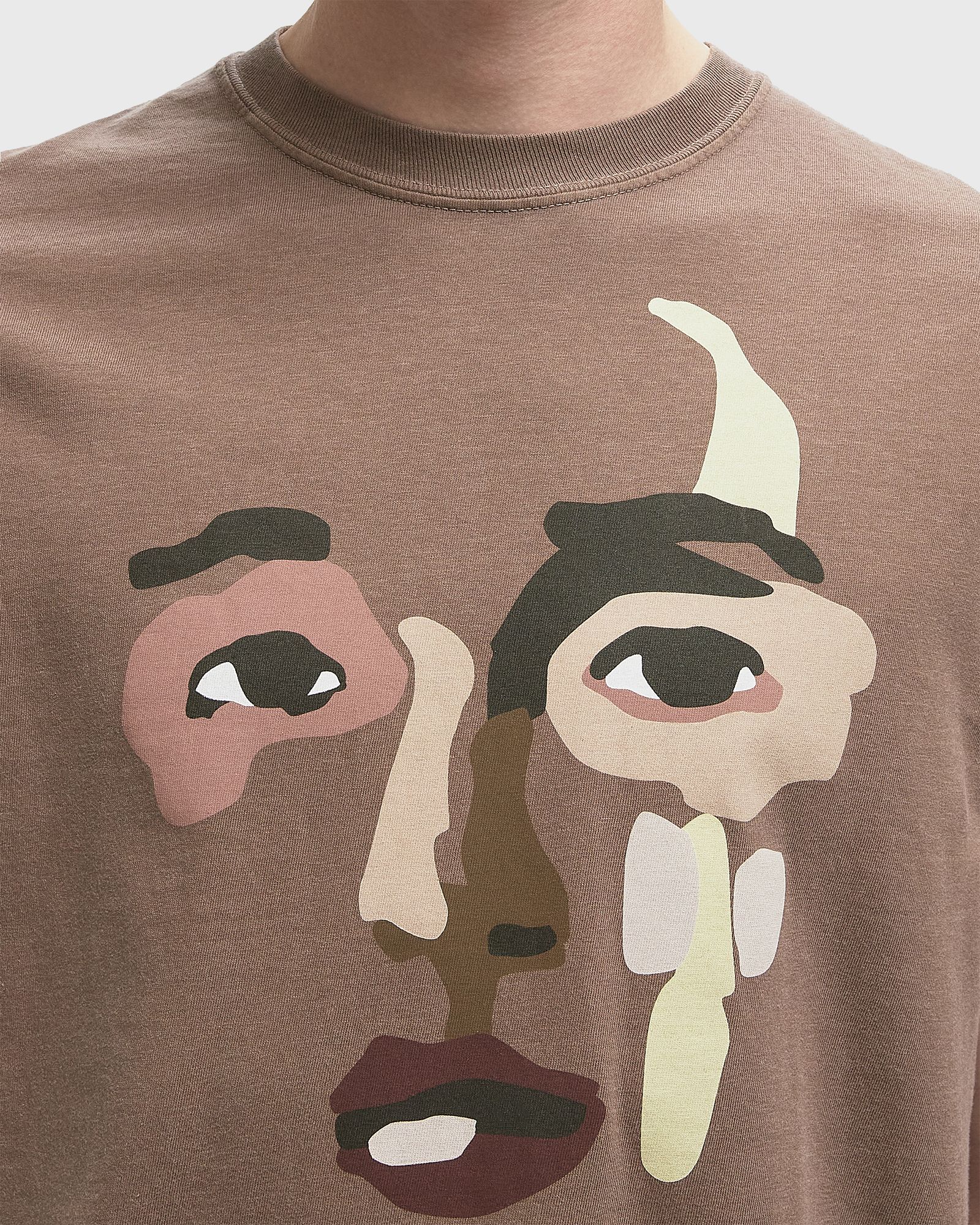 shaped face tee