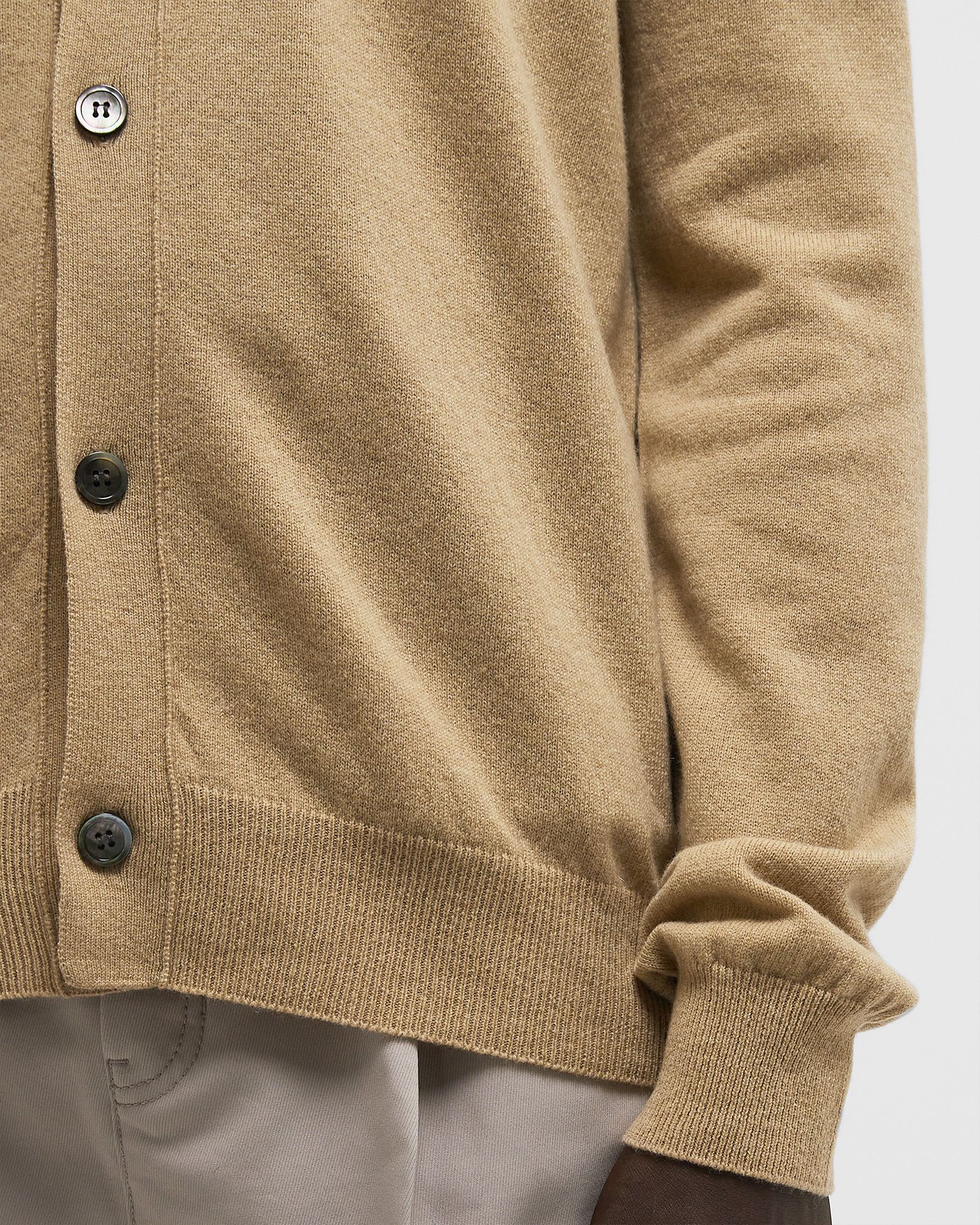 V-NECK CARDIGAN BLACK EMBLEM KNIT