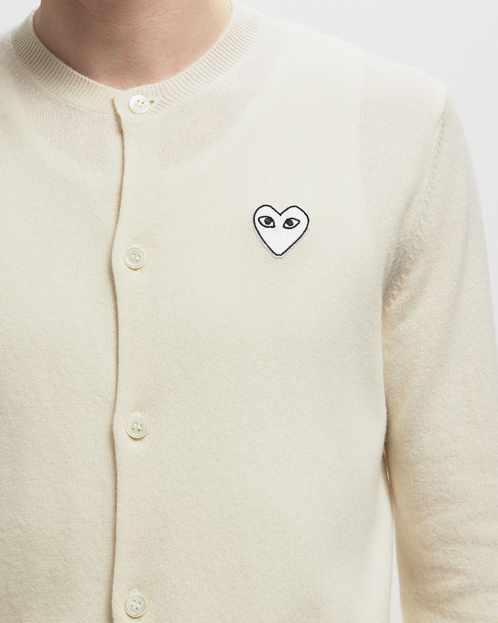 ROUND-NECK WHITE EMBLEM KNIT