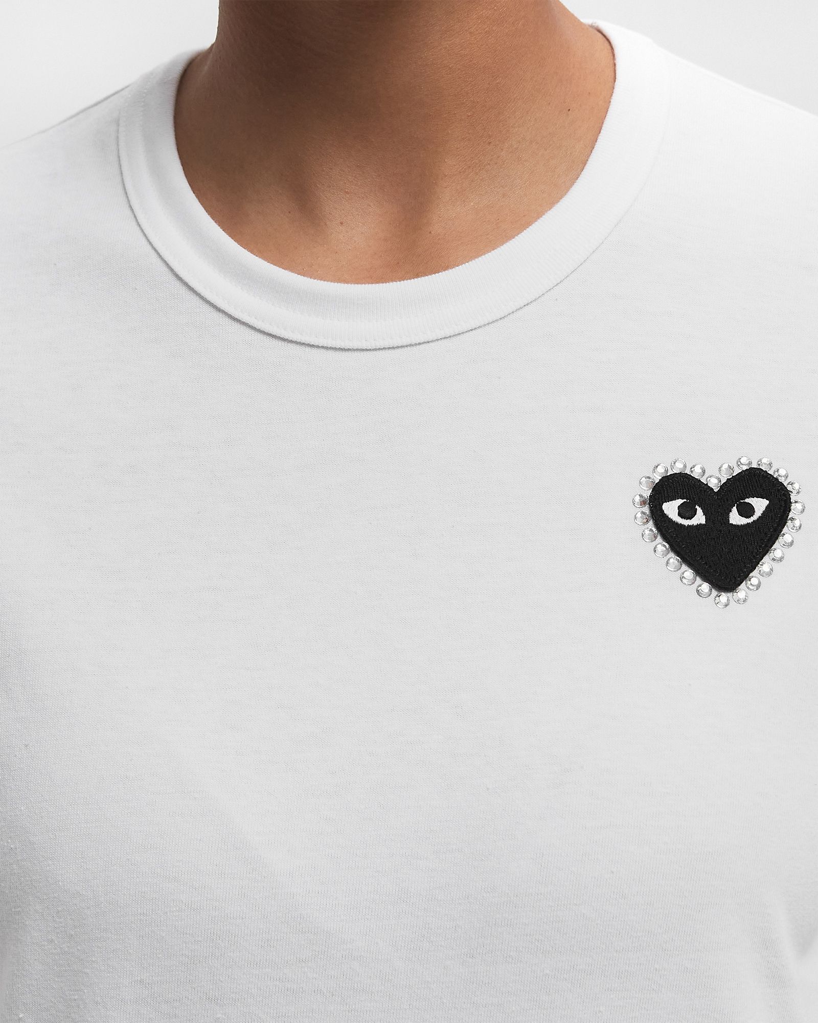 RHINESTONE HEART EMBLEM TEE