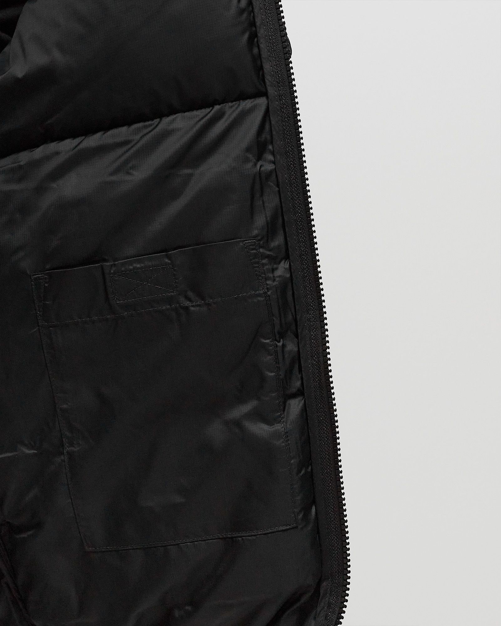 Short Water Repellent Hooded Puffed Jacket