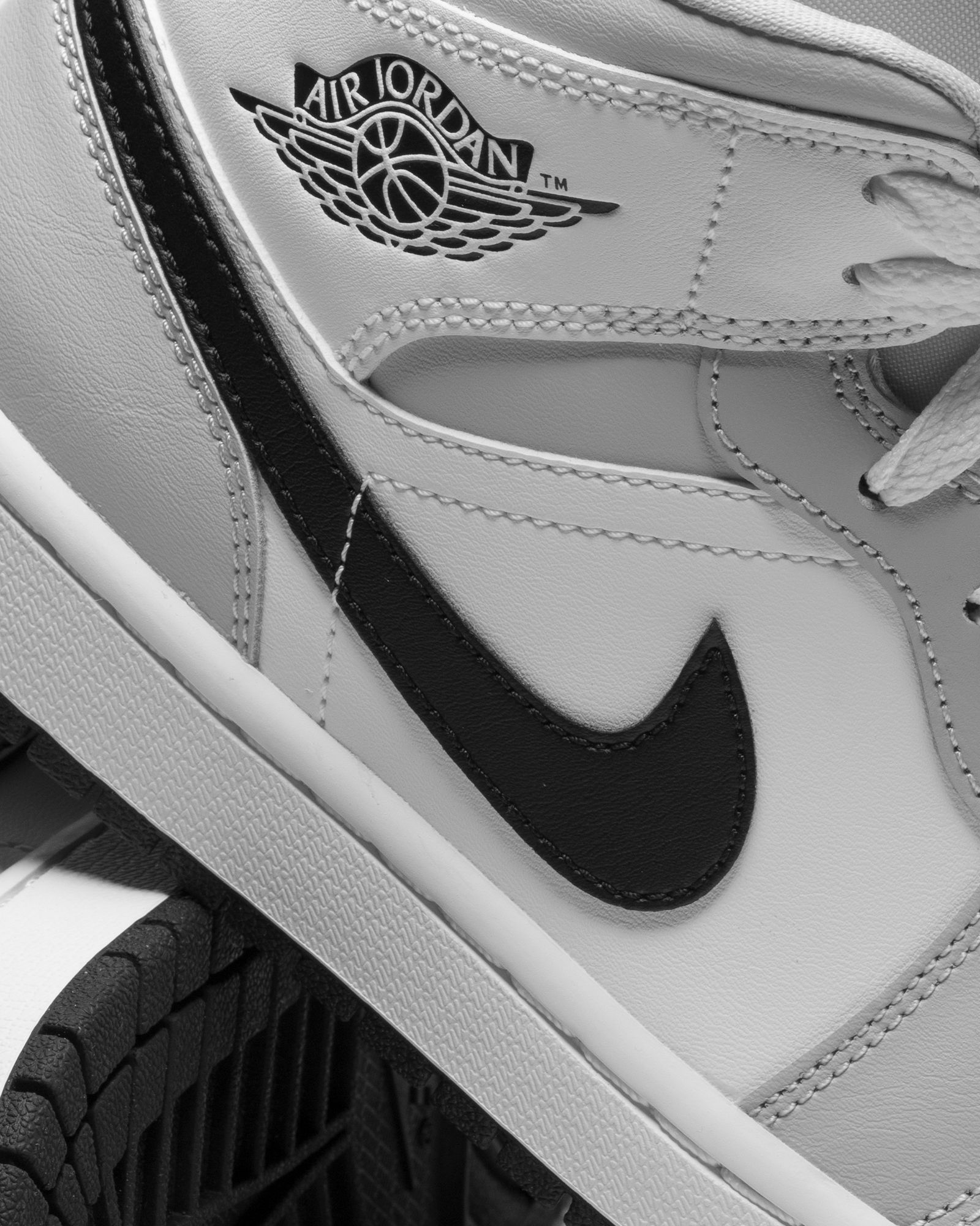 WMNS Air Jordan 1 Mid