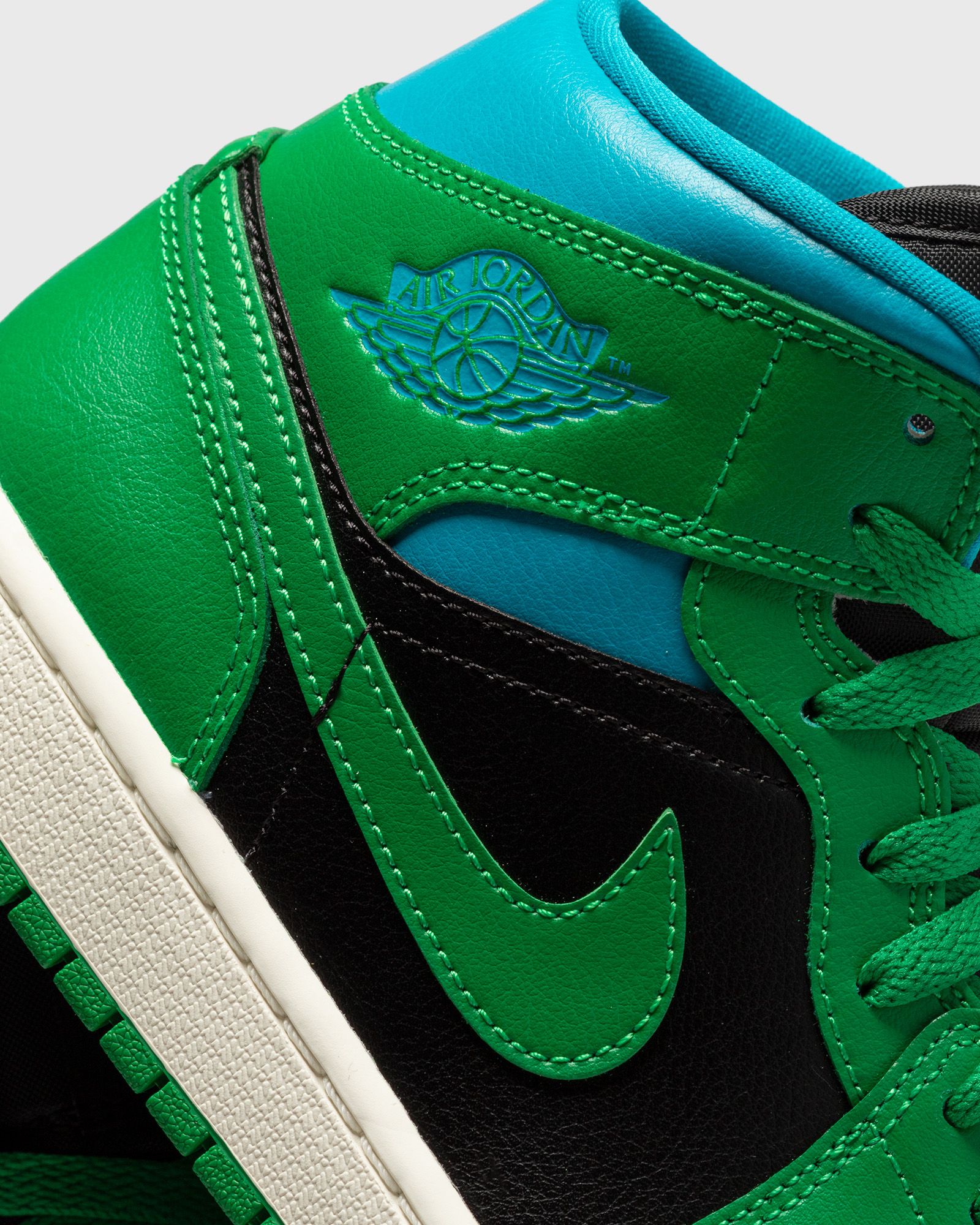 WMNS Air Jordan 1 Mid