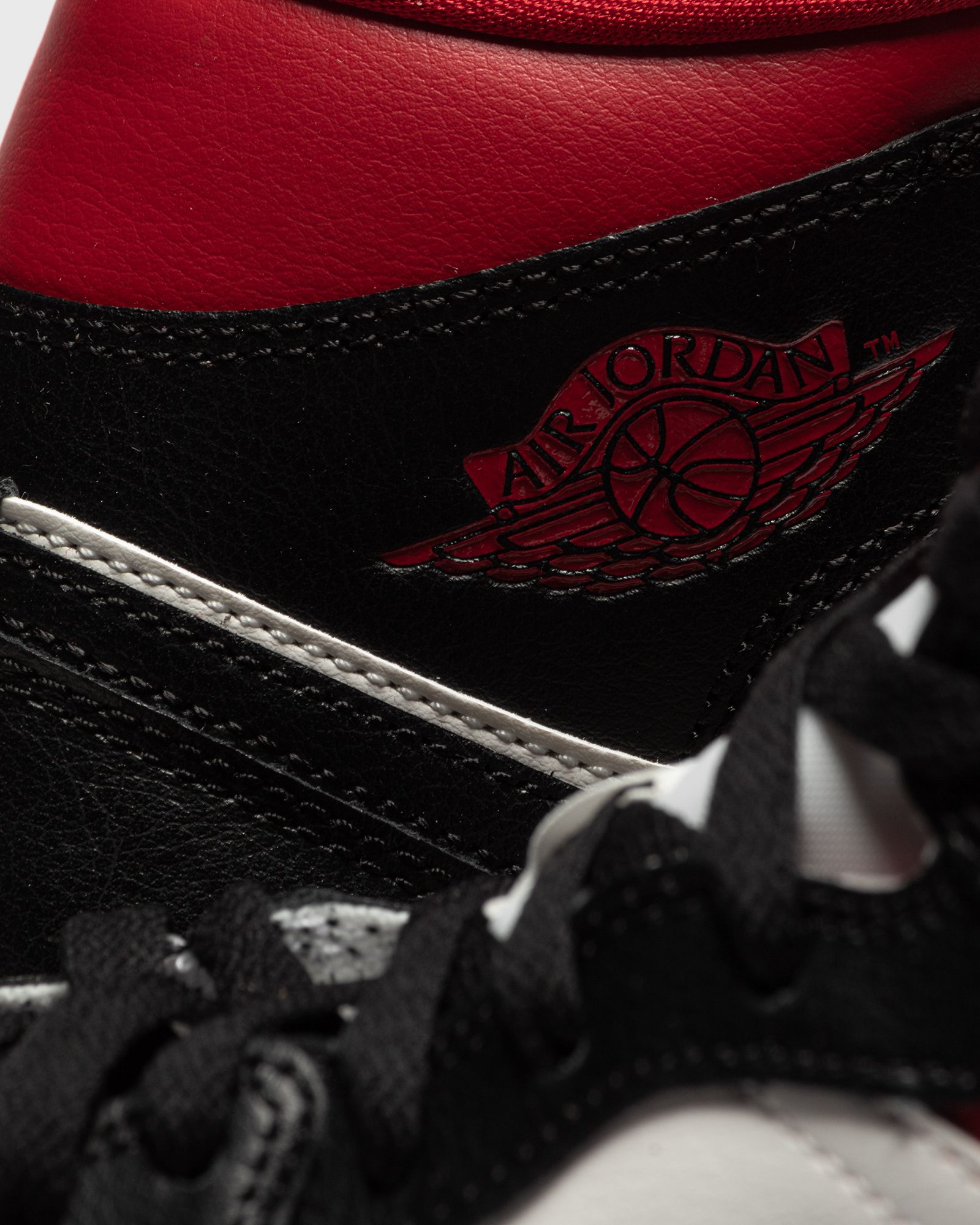 WMNS Air Jordan I Mid ‘Black Gym Red‘